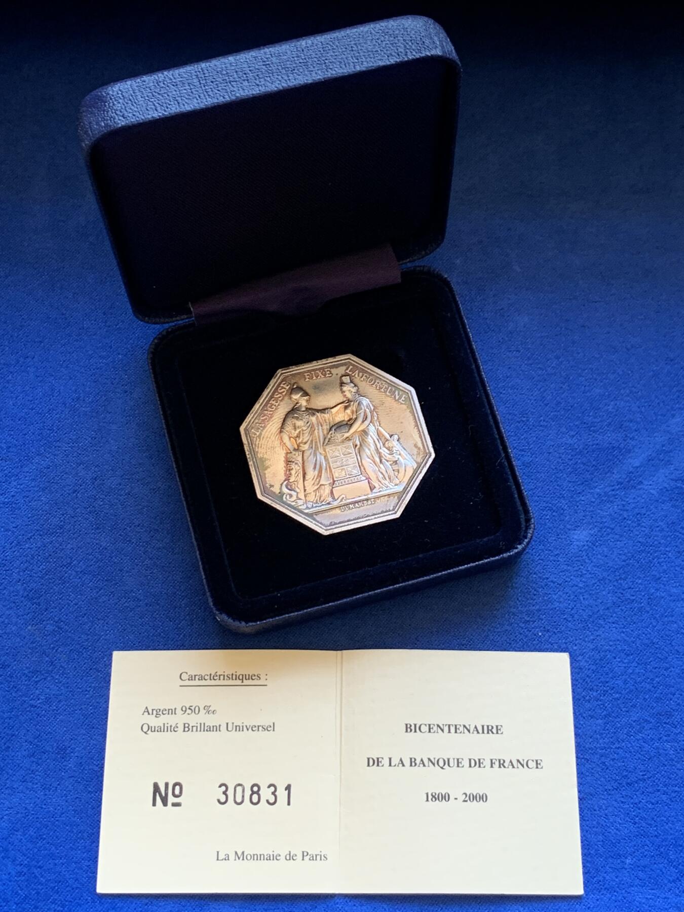 《竞宝斋》第413场 周日，周一，周二，3场连拍 （全场包邮） 千禧年法国银行二百周年925银质大八角 铸造数量38000枚，该枚编号：30831，直径：37mm，重：29.16g。
