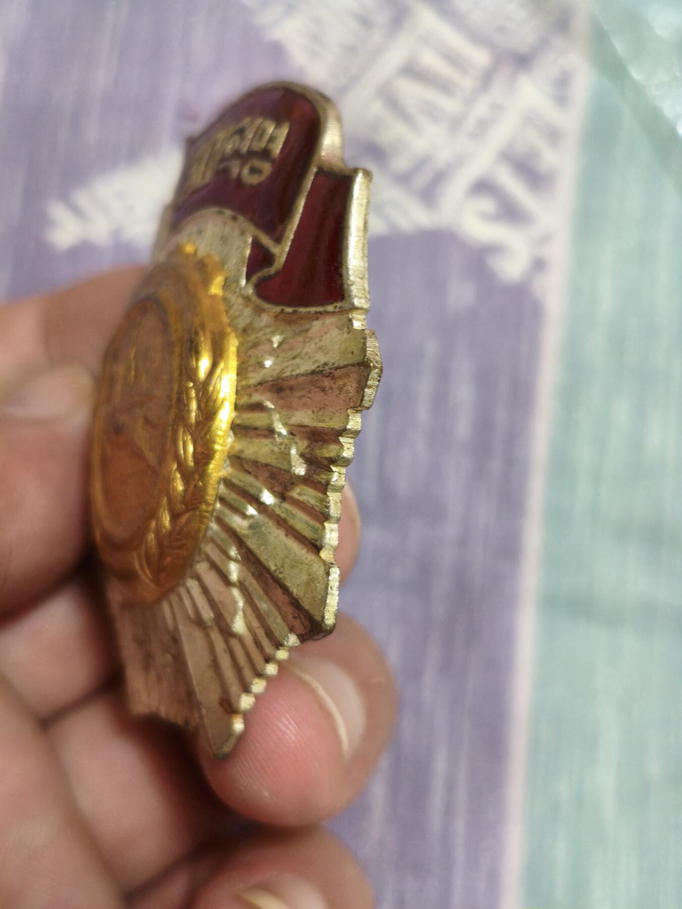 朝鲜3大主意奖章，精品纪念章，品相尺寸如图，不包邮，不议价。  