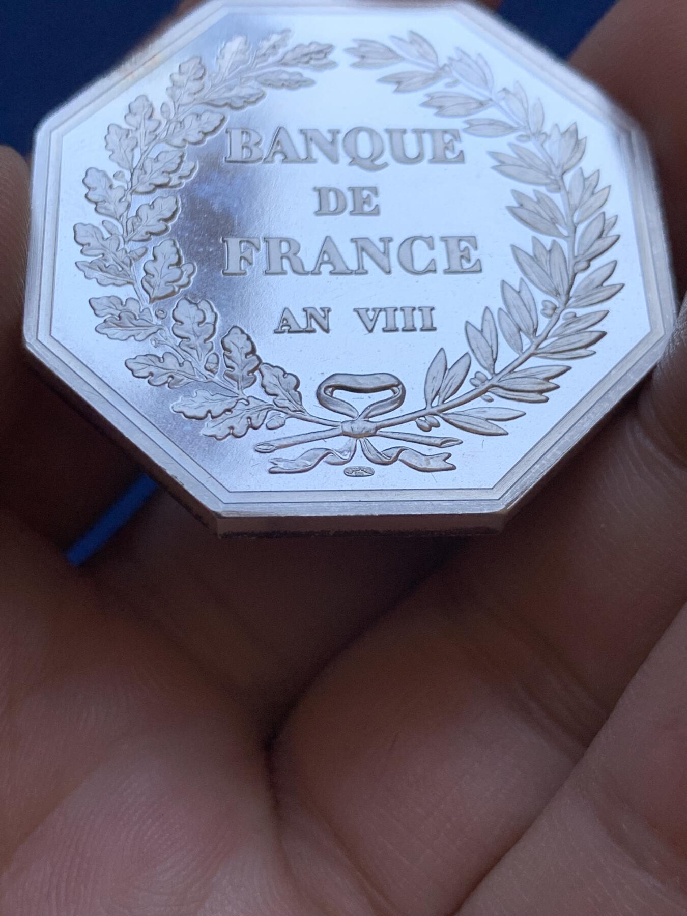 《竞宝斋》第413场 周日，周一，周二，3场连拍 （全场包邮） 千禧年法国银行二百周年925银质大八角 铸造数量38000枚，该枚编号：30831，直径：37mm，重：29.16g。