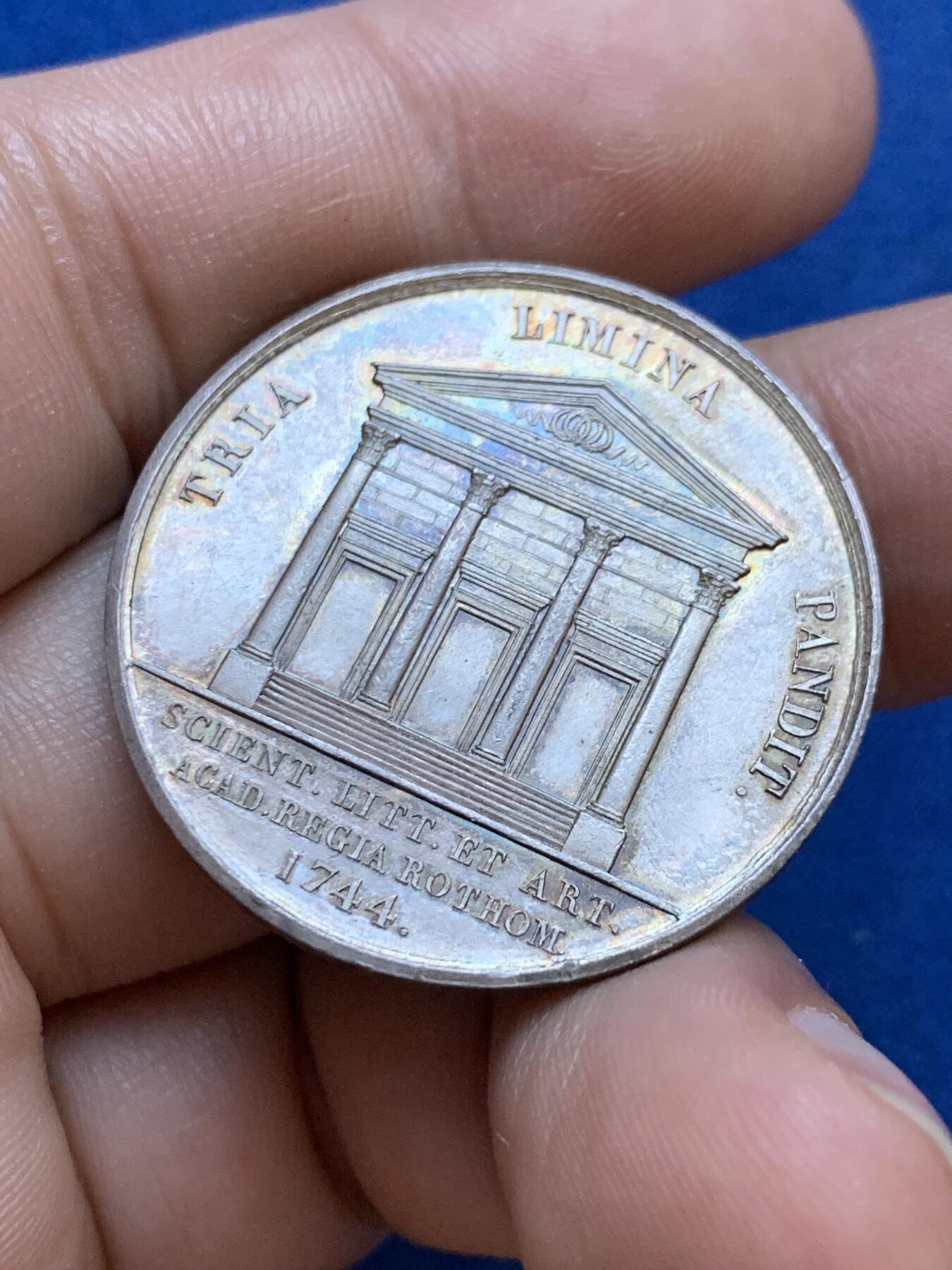 《竞宝斋》第413场 周日，周一，周二，3场连拍 （全场包邮） 法国诺曼底学院、鲁昂皇家科学、文学及艺术学院银质代币，分别是高乃衣、丰特内尔和普桑半身像，15.55g，32.7mm，丰饶角边铭