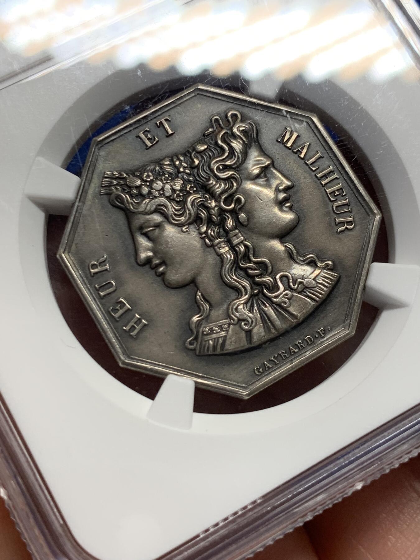 《竞宝斋》第413场 周日，周一，周二，3场连拍 （全场包邮） NGC MS63 法国双面神亚努斯八角银质代币，狂风暴雨前的海水浴场景，“暴风雨中的平静”