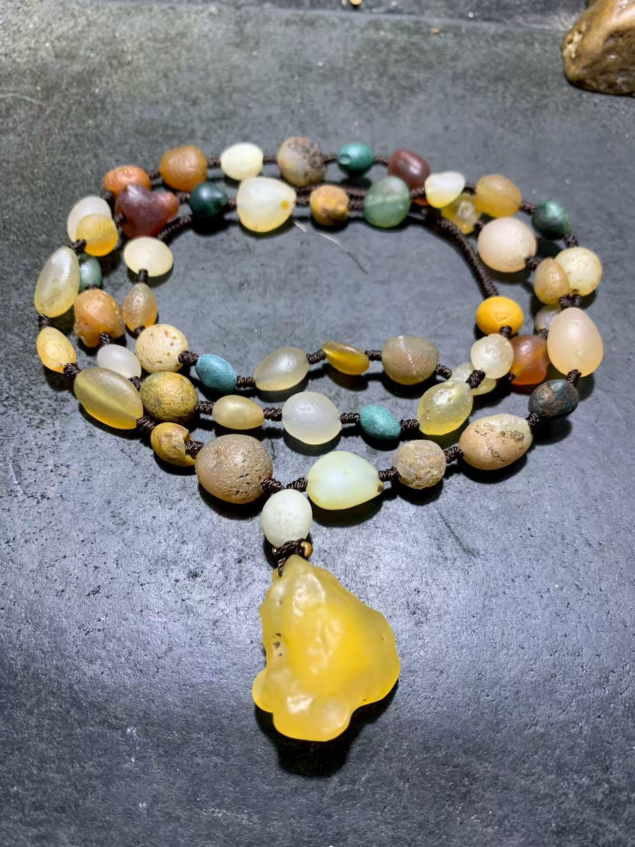 精美天然阿拉善彩珠玛瑙项链一条。