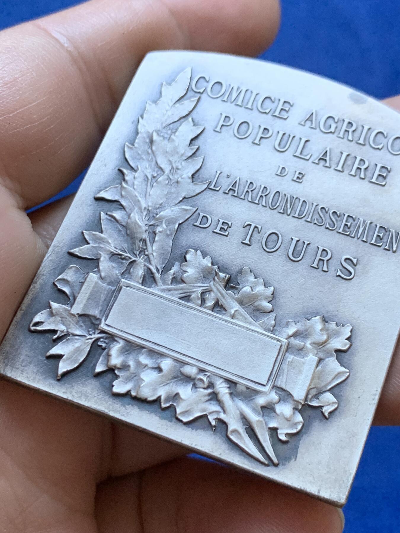 《竞宝斋》第413场 周日，周一，周二，3场连拍 （全场包邮） 法国图尔区农业展览会镀银原盒铜奖章，54.5mmx45mm，54.6克，BRONZE边铭，品相很好，原盒正常扣合。