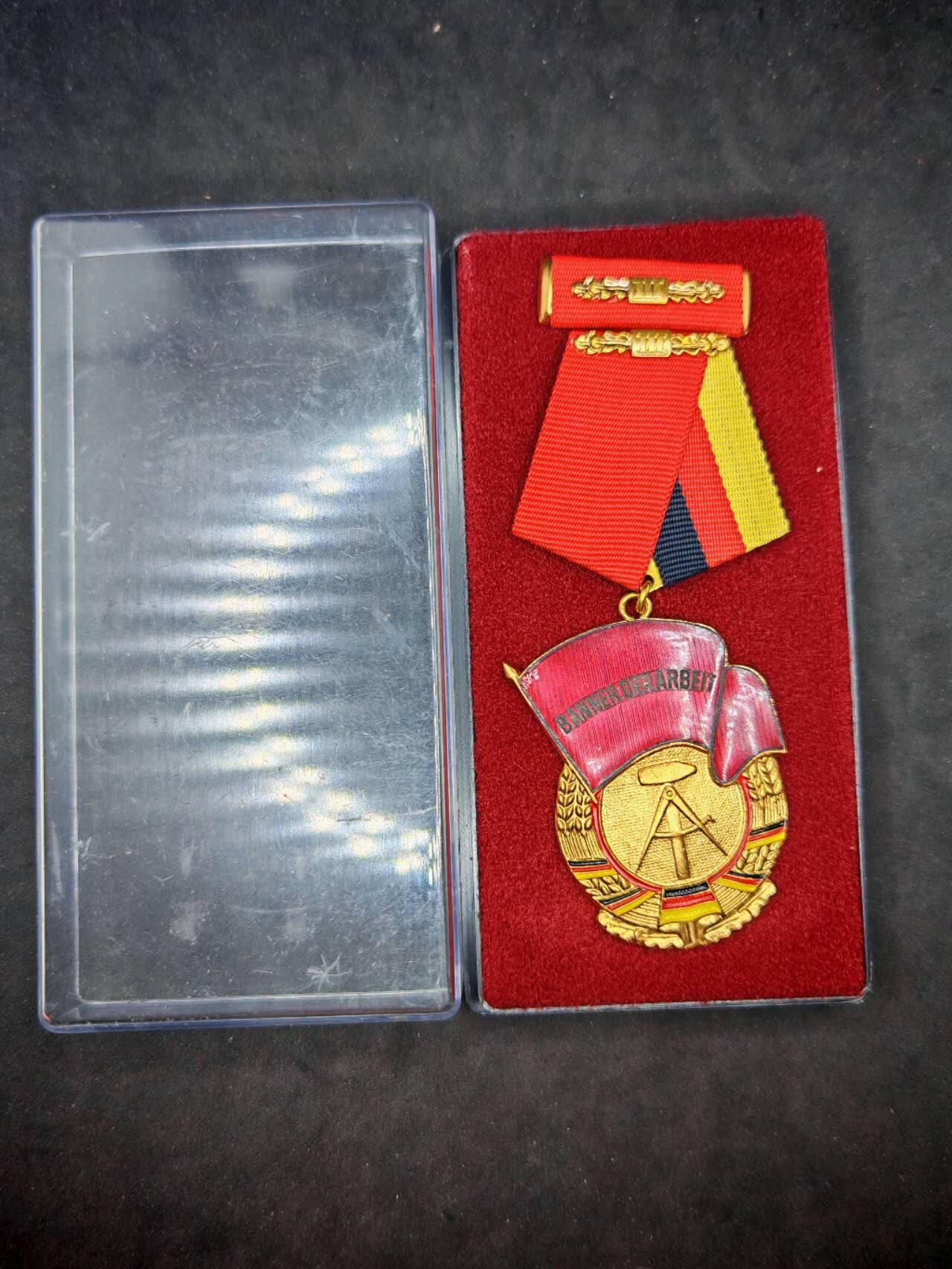 凯旋世界勋赏（第18期）（欢迎送拍）（对拍品有疑问请询问客服，不接受到手刀，出价默认拍品品相。请认真阅读拍卖规则！出价默认已认可！）（收到货请录制开箱视频，无视频概不处理问题。） 东德三级劳动红旗勋章