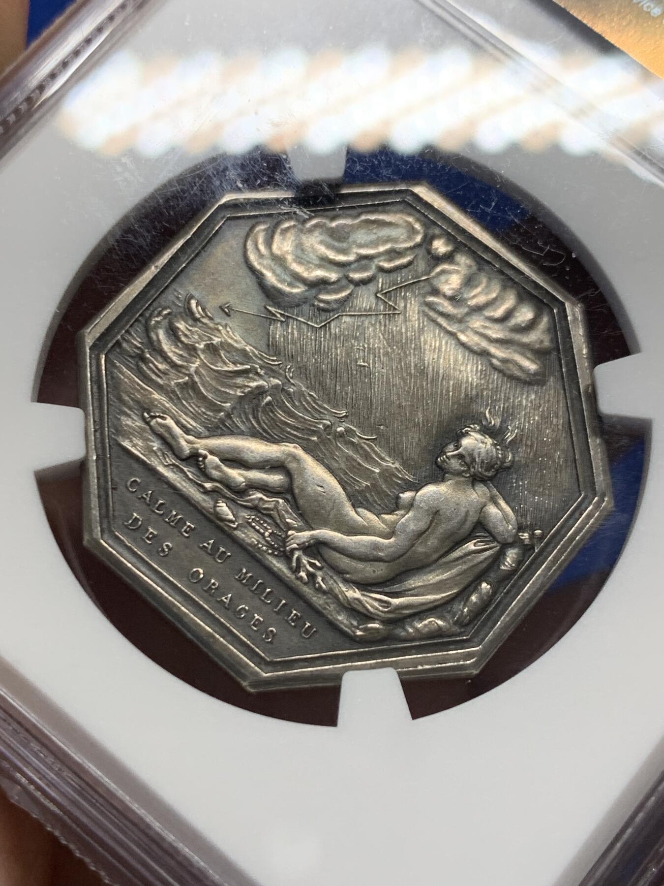 《竞宝斋》第413场 周日，周一，周二，3场连拍 （全场包邮） NGC MS63 法国双面神亚努斯八角银质代币，狂风暴雨前的海水浴场景，“暴风雨中的平静”