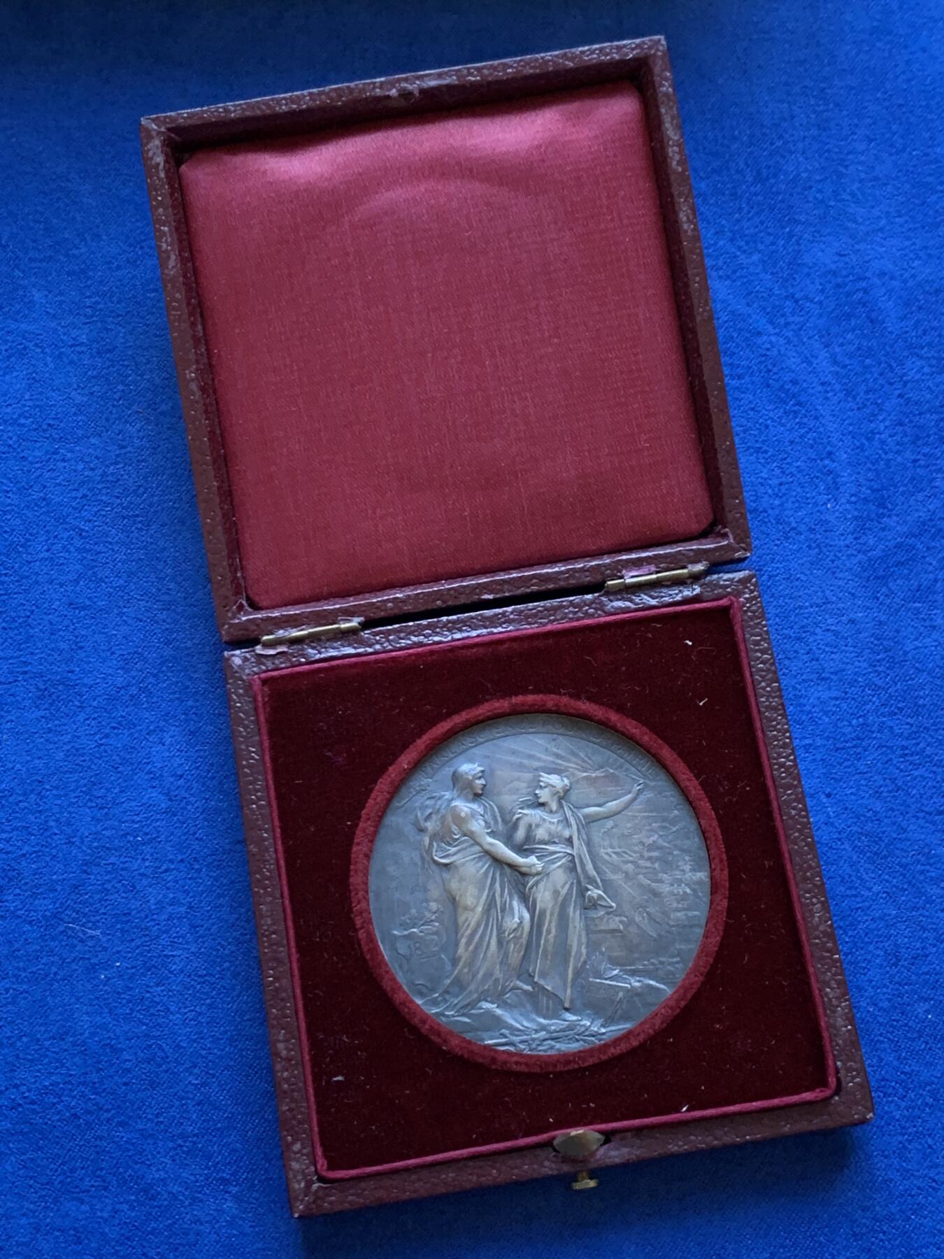 《竞宝斋》第413场 周日，周一，周二，3场连拍 （全场包邮） 罗蒂作品 科学进步协会镀银铜章 原铸好品 带原盒 44.7克 45.2mm 丰饶角铜标