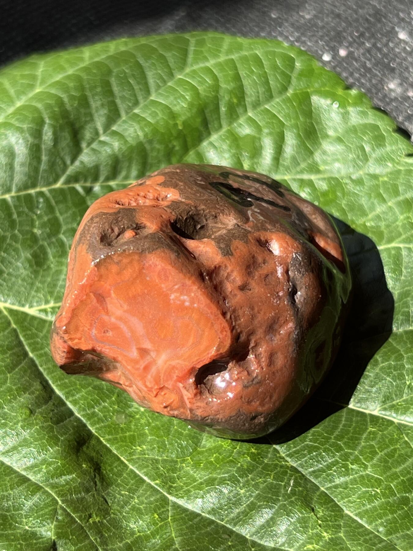 零元拍：南红玛瑙手把石。约92克，开口满肉，红色便暗，纯天然，独一无二的（天然原石不可避免有瑕疵，裂纹，介意勿拍）因为拍照环境以及光线的变化，颜色以实物为准。成品很美丽，原石亦魅力无穷。