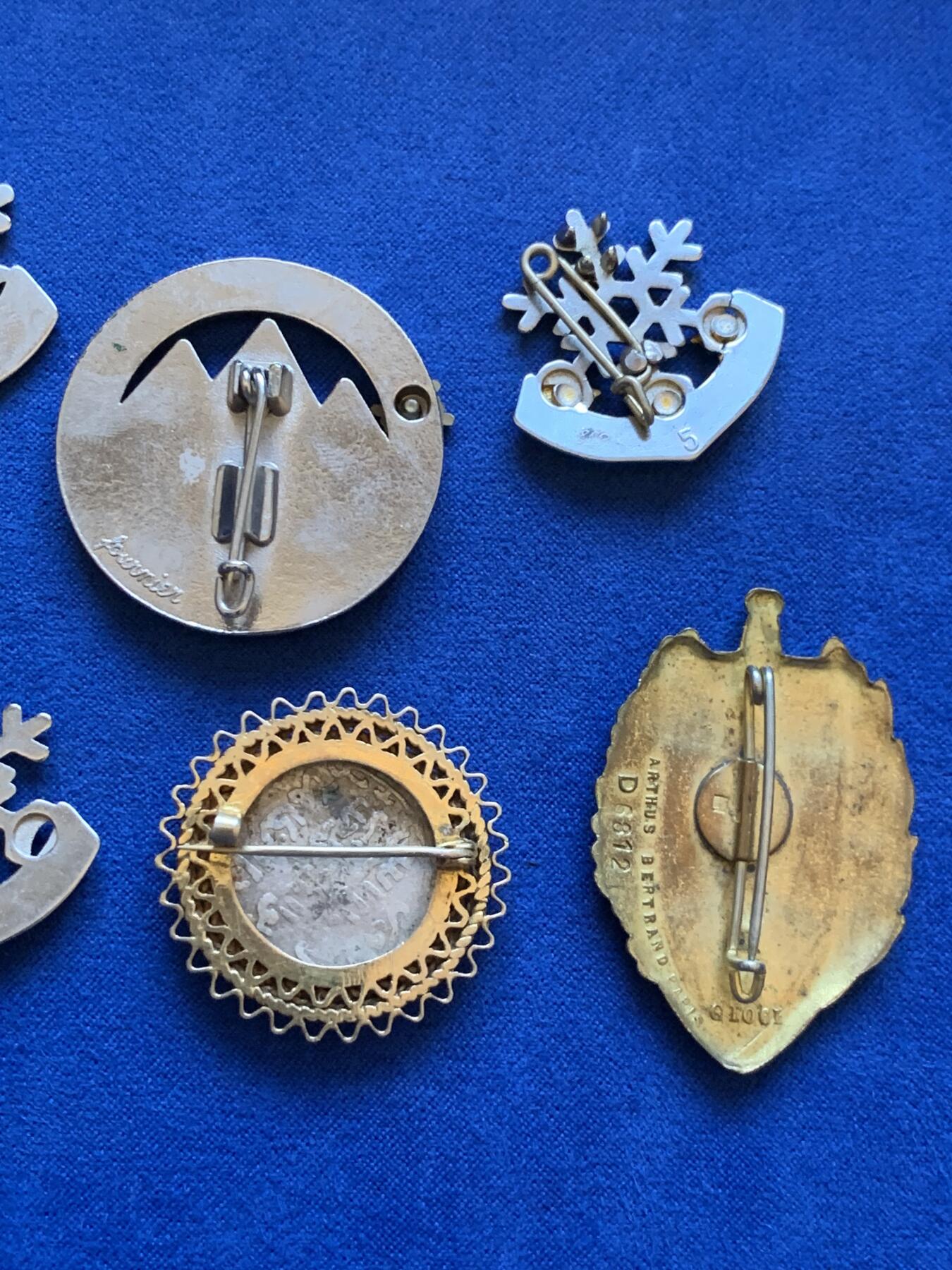 《竞宝斋》第413场 周日，周一，周二，3场连拍 （全场包邮） 军事纪念章七枚 总重约71克