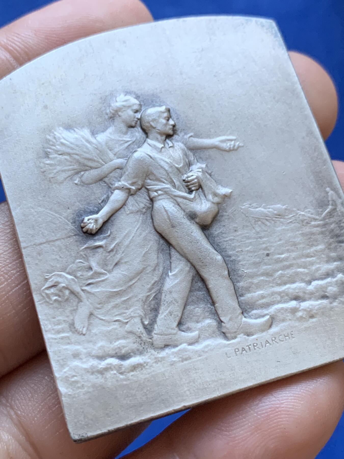 《竞宝斋》第413场 周日，周一，周二，3场连拍 （全场包邮） 法国图尔区农业展览会镀银原盒铜奖章，54.5mmx45mm，54.6克，BRONZE边铭，品相很好，原盒正常扣合。