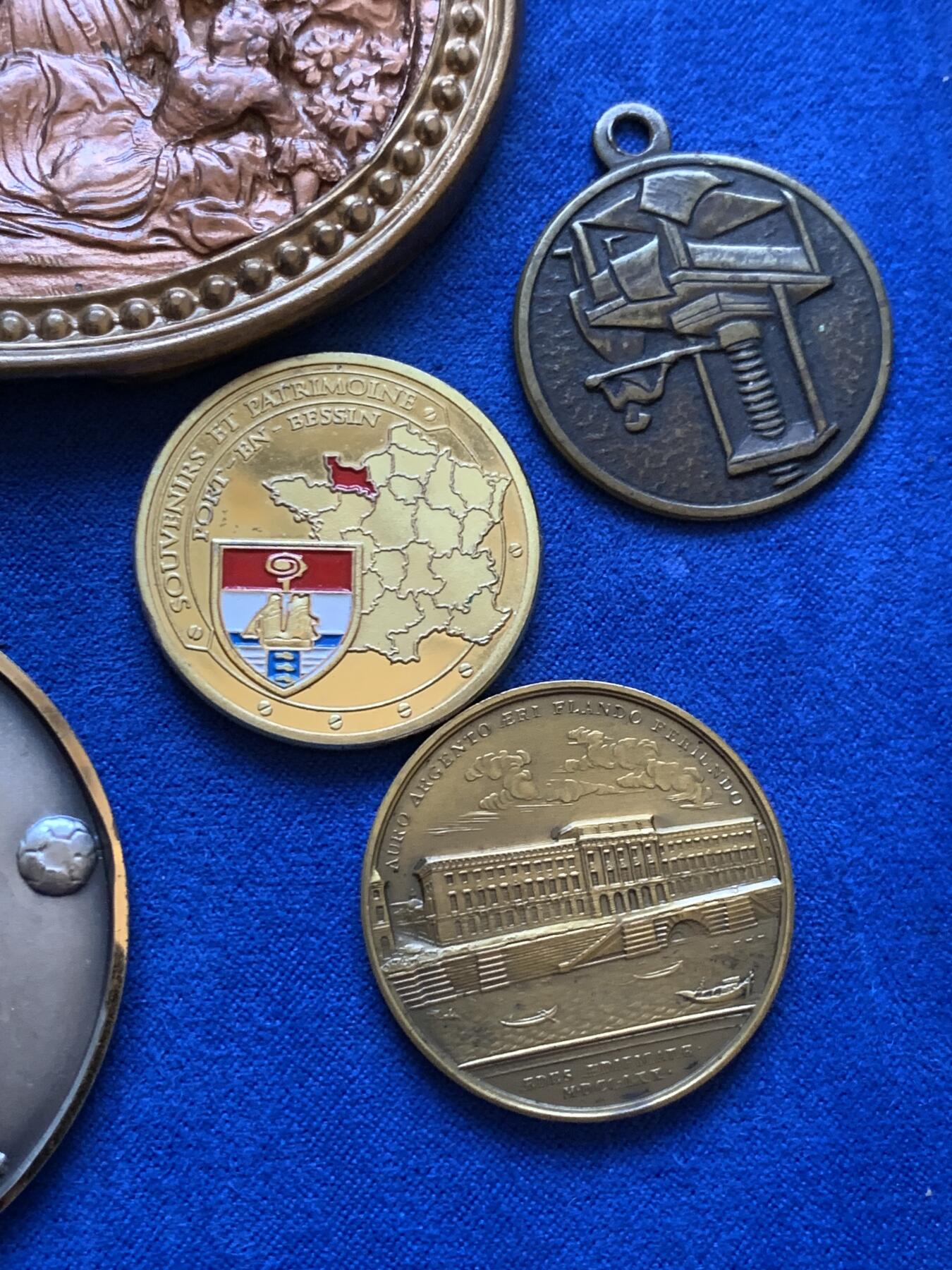 《竞宝斋》第413场 周日，周一，周二，3场连拍 （全场包邮） 法国铜章八枚 总重约450克