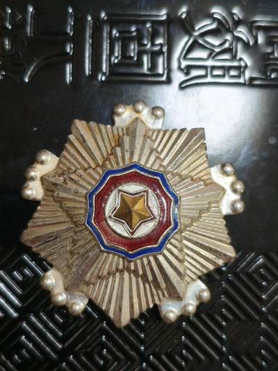 朝鲜3国旗奖章，精品纪念章，品相尺寸如图，不包邮，不议价。   - 朝鲜3国旗奖章，精品纪念章，品相尺寸如图，不包邮，不议价。  