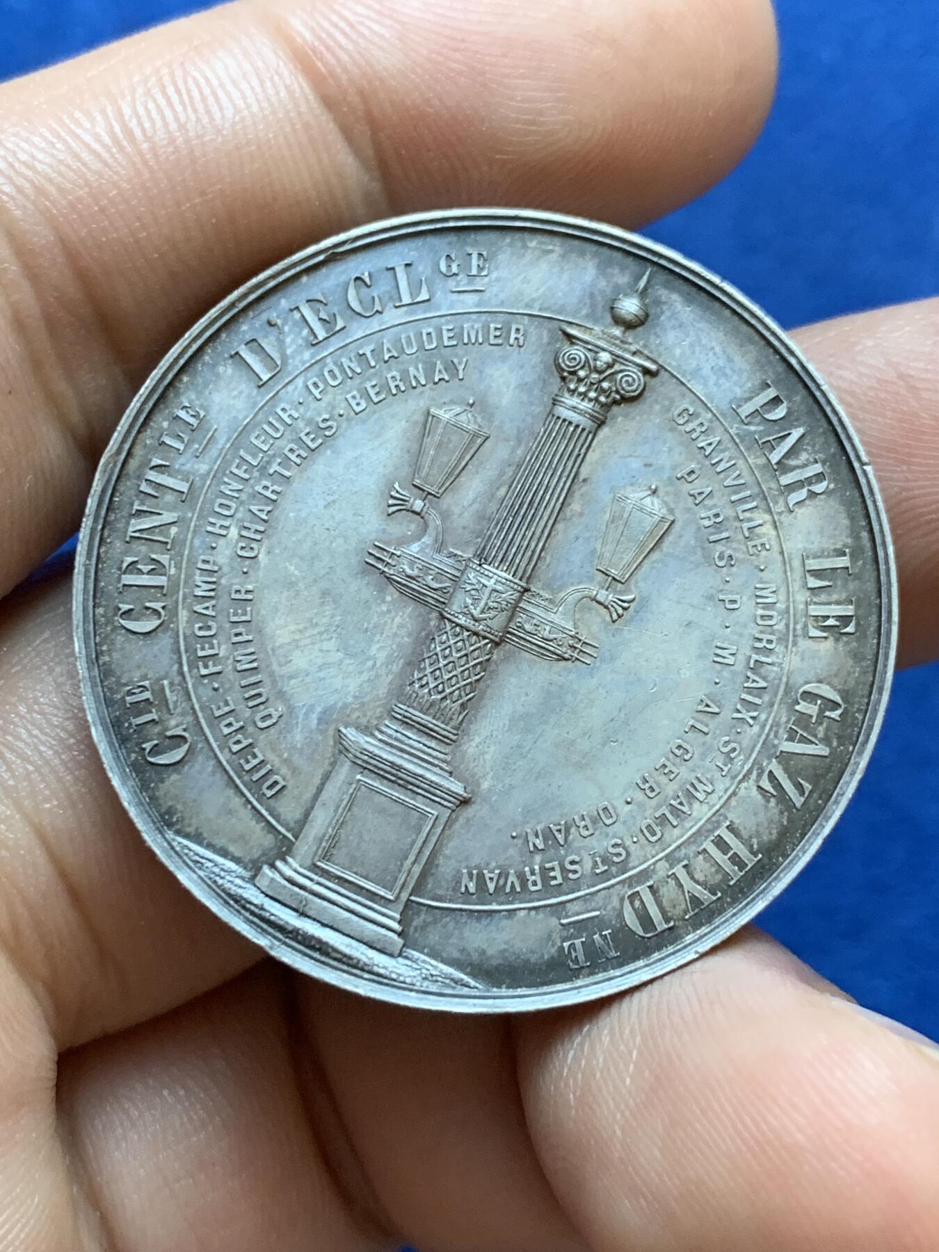 《竞宝斋》第413场 周日，周一，周二，3场连拍 （全场包邮） 法国氢气照明公司银质代币，20.15g，37.5mm，1879年仅使用一个月的烟斗边铭