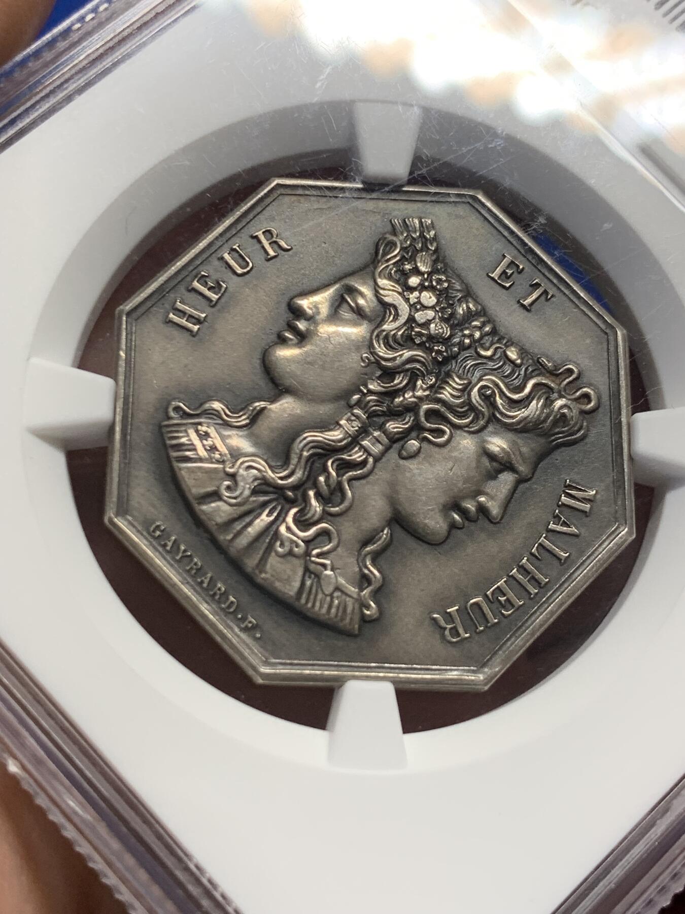 《竞宝斋》第413场 周日，周一，周二，3场连拍 （全场包邮） NGC MS63 法国双面神亚努斯八角银质代币，狂风暴雨前的海水浴场景，“暴风雨中的平静”