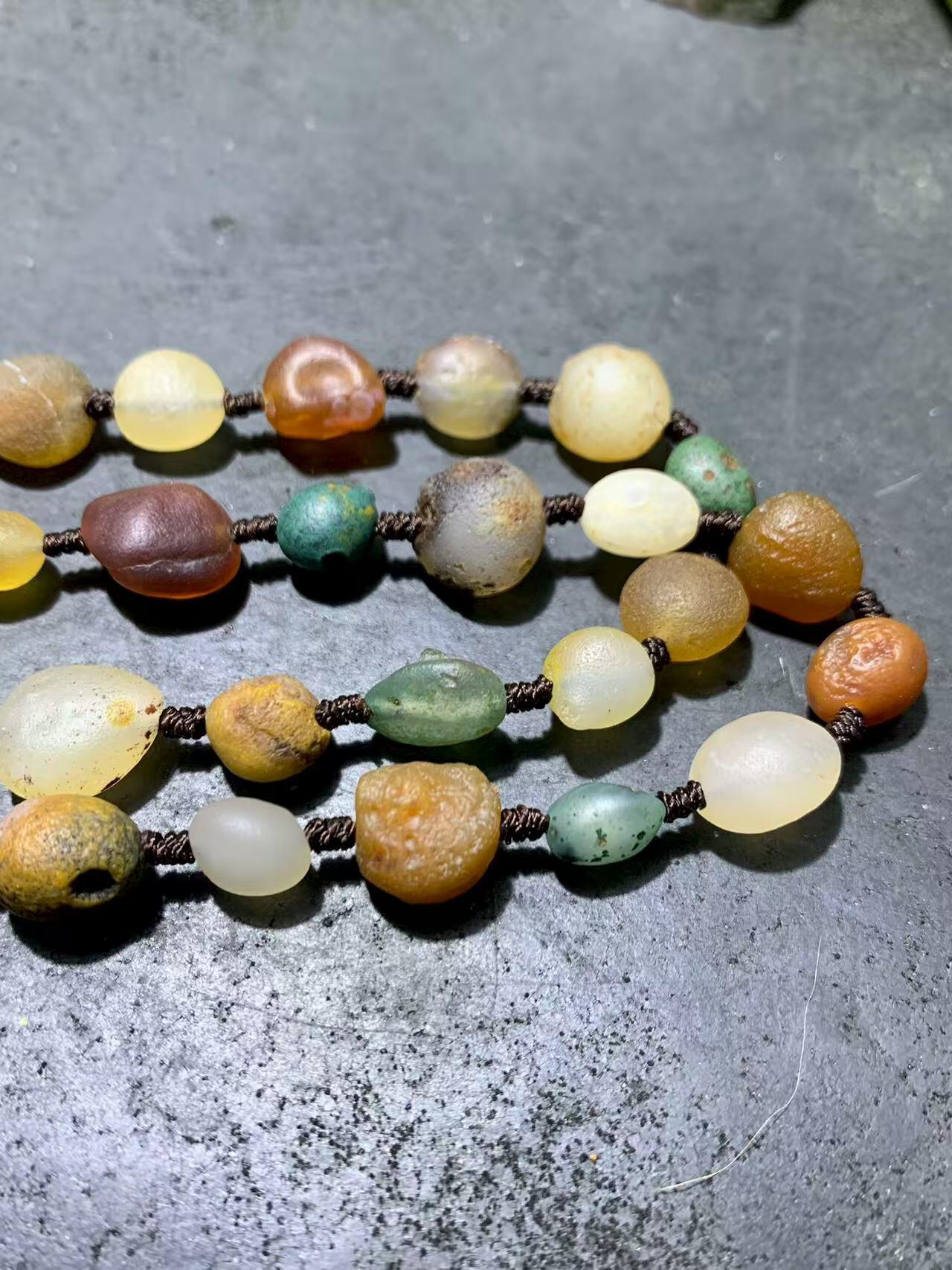 精美天然阿拉善彩珠玛瑙项链一条。