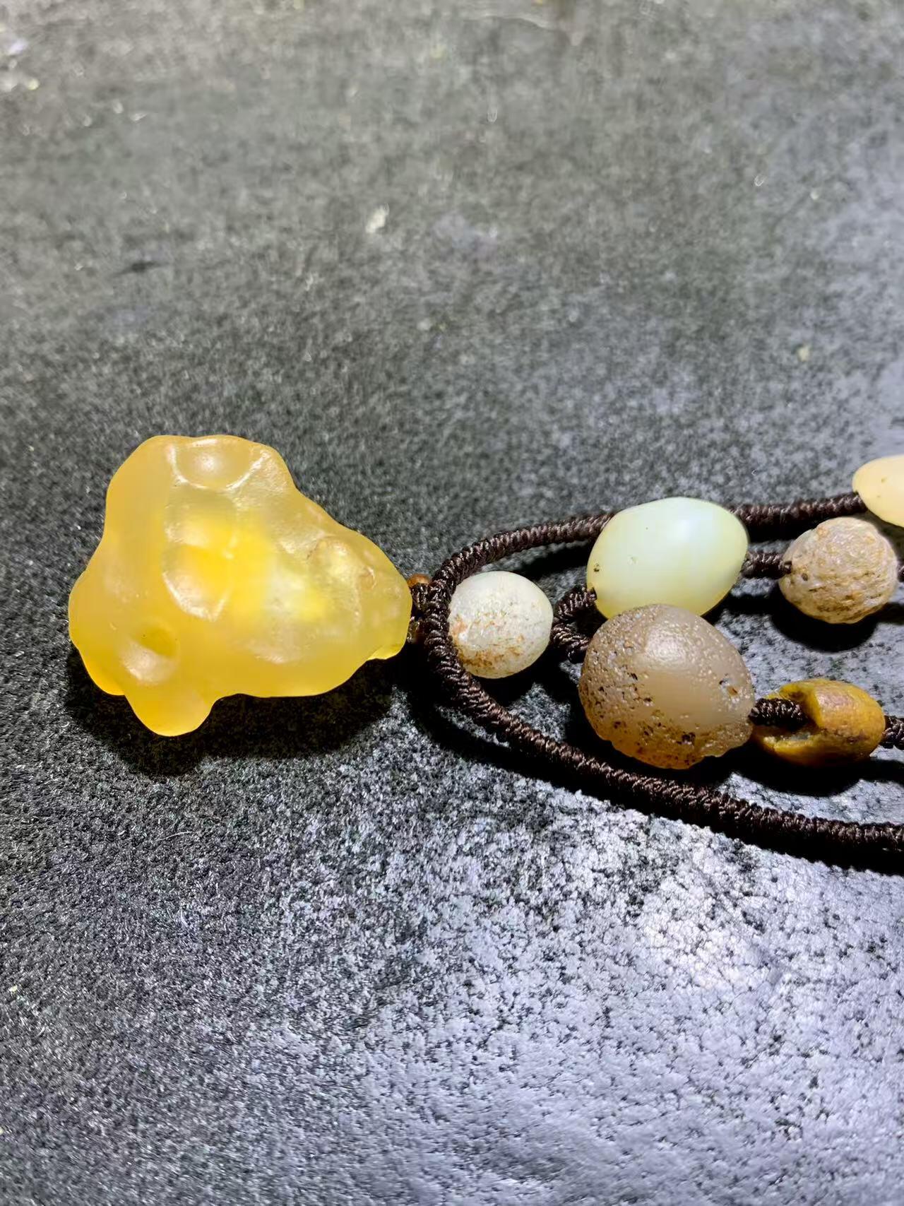 精美天然阿拉善彩珠玛瑙项链一条。