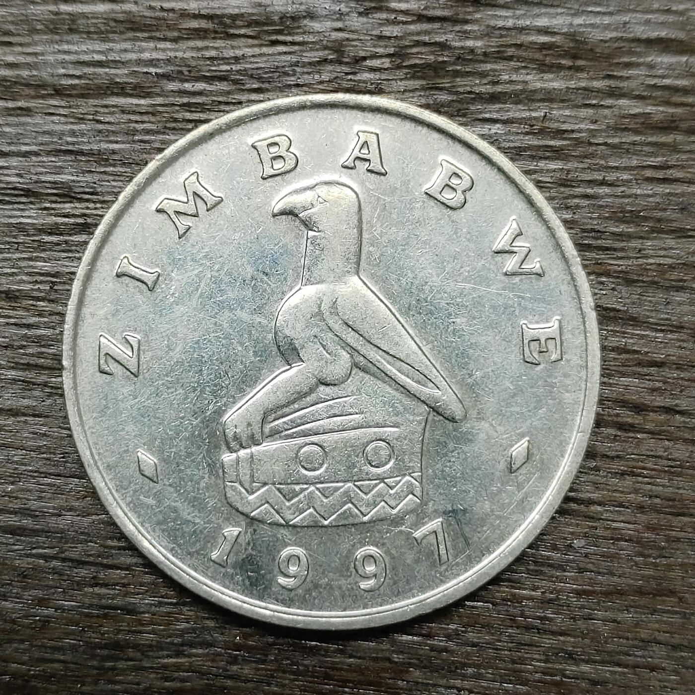 【铜匠收藏】★第131场★散币场，无佣金，30包邮。不满30元，支付5元运费。《接受代拍 代送NGC评级》 津巴布韦 1997年 1元 铜镍币 大津巴布韦遗址