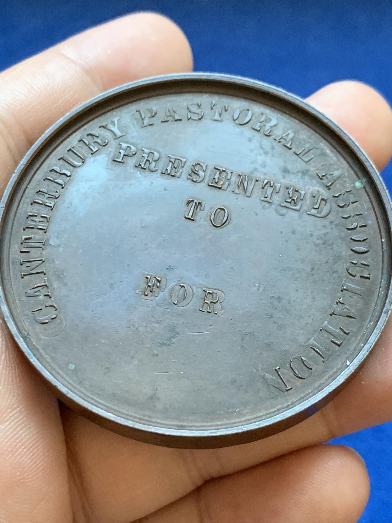 《竞宝斋》第413场 周日，周一，周二，3场连拍 （全场包邮） 英国坎特伯雷牧民协会铜章，80.5g，55mm