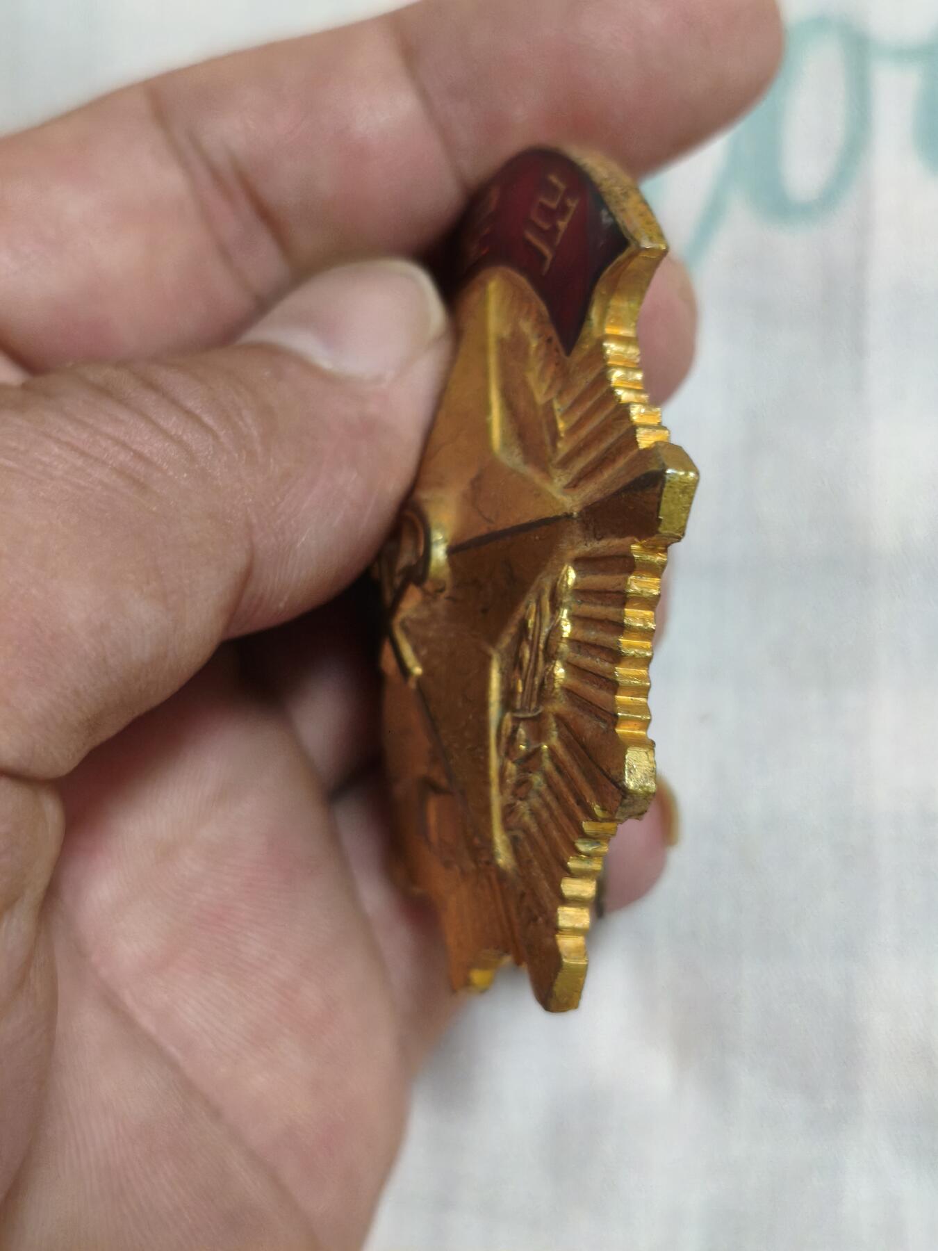 朝鲜劳动奖章，精品纪念章，品相尺寸如图，不包邮，不议价，二手不退换。  