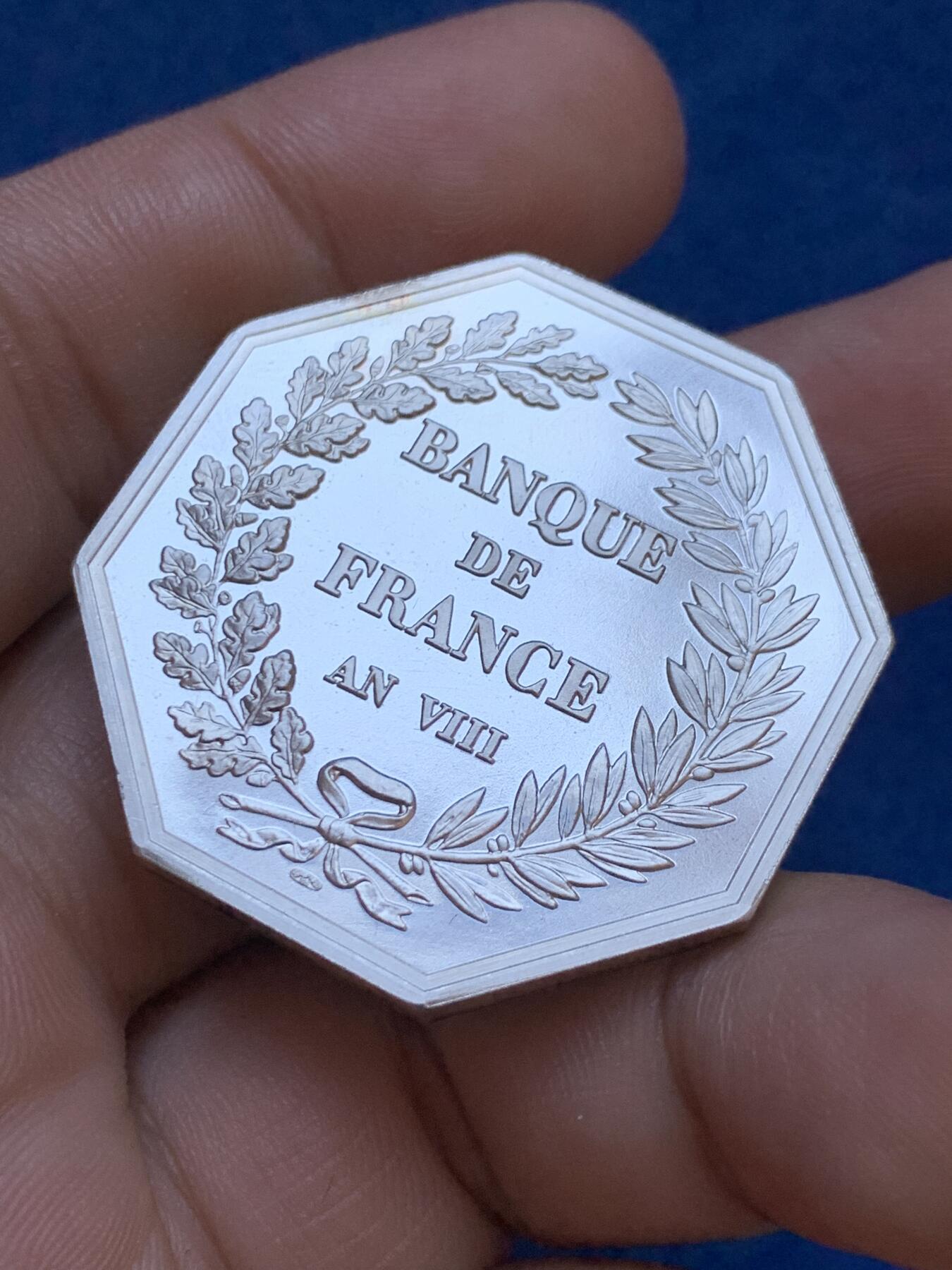 《竞宝斋》第413场 周日，周一，周二，3场连拍 （全场包邮） 千禧年法国银行二百周年925银质大八角 铸造数量38000枚，该枚编号：30831，直径：37mm，重：29.16g。