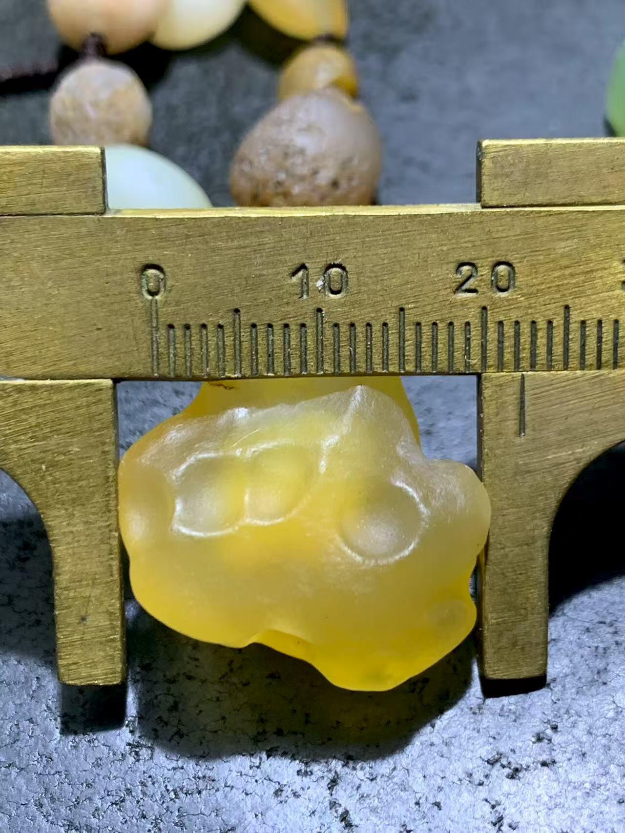 精美天然阿拉善彩珠玛瑙项链一条。