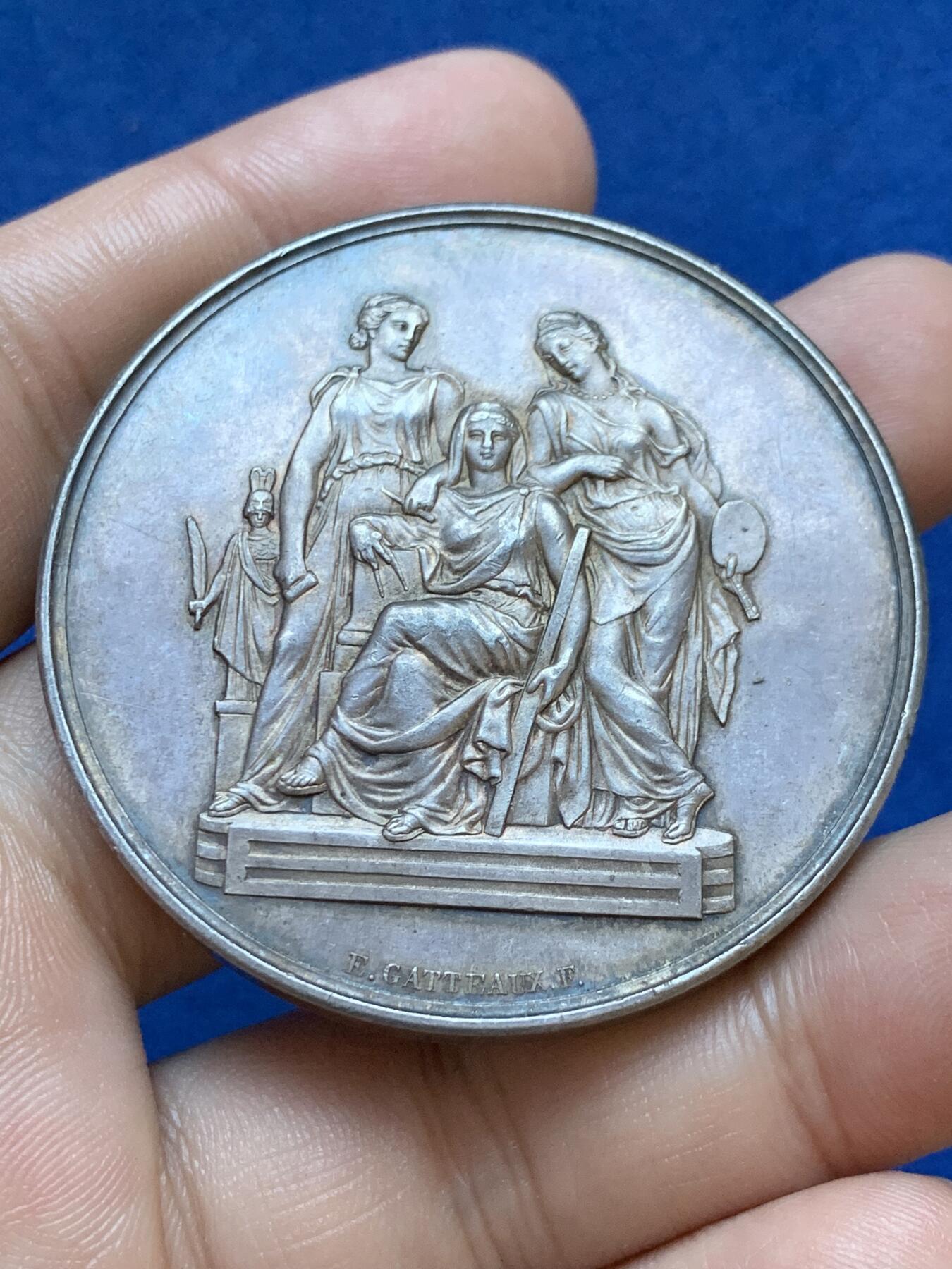 《竞宝斋》第413场 周日，周一，周二，3场连拍 （全场包邮） 法国国家艺术银质大号奖章 高浮雕三女神 丰饶角银标 64克 49.6mm