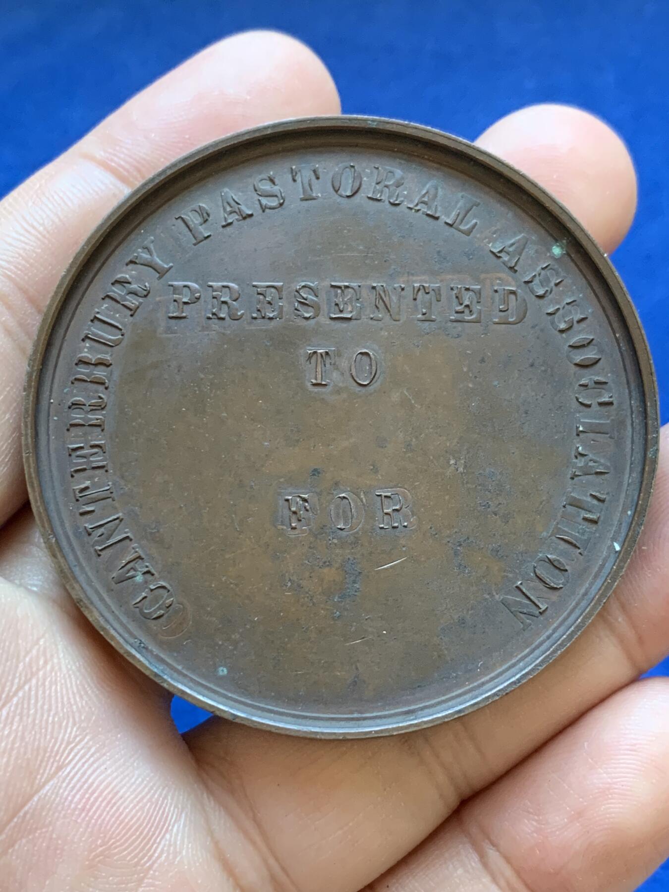 《竞宝斋》第413场 周日，周一，周二，3场连拍 （全场包邮） 英国坎特伯雷牧民协会铜章，80.5g，55mm