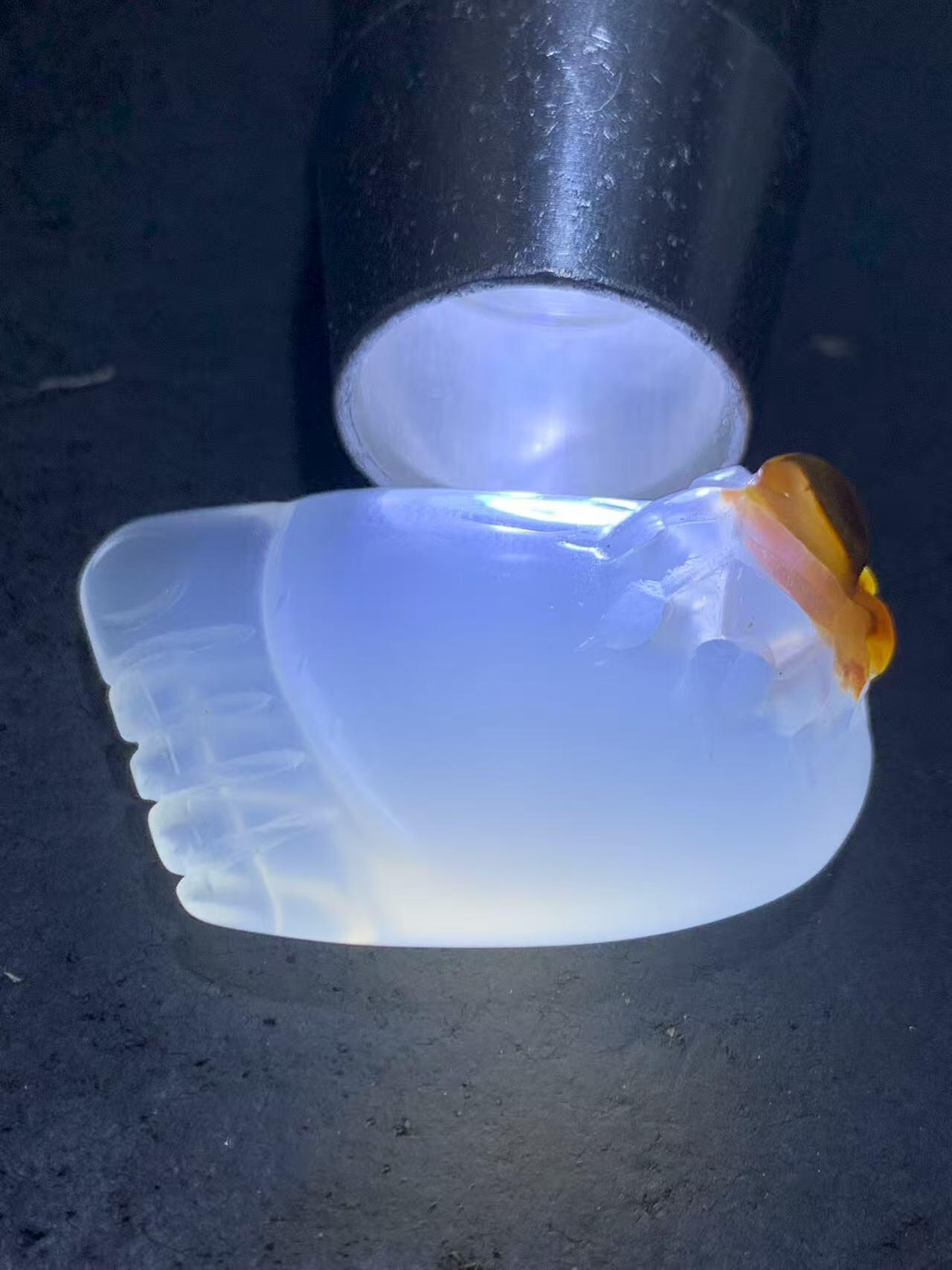 精美手工雕刻天然原皮马达加斯加玛瑙俏色巧雕知足常乐吊坠(把件)一个