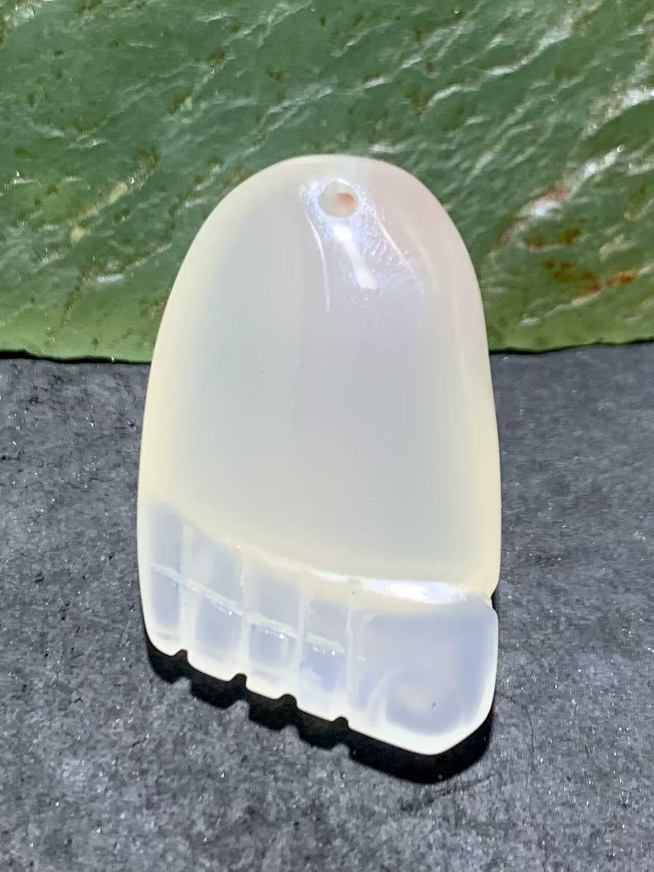 精美手工雕刻天然原皮马达加斯加玛瑙俏色巧雕知足常乐吊坠(把件)一个