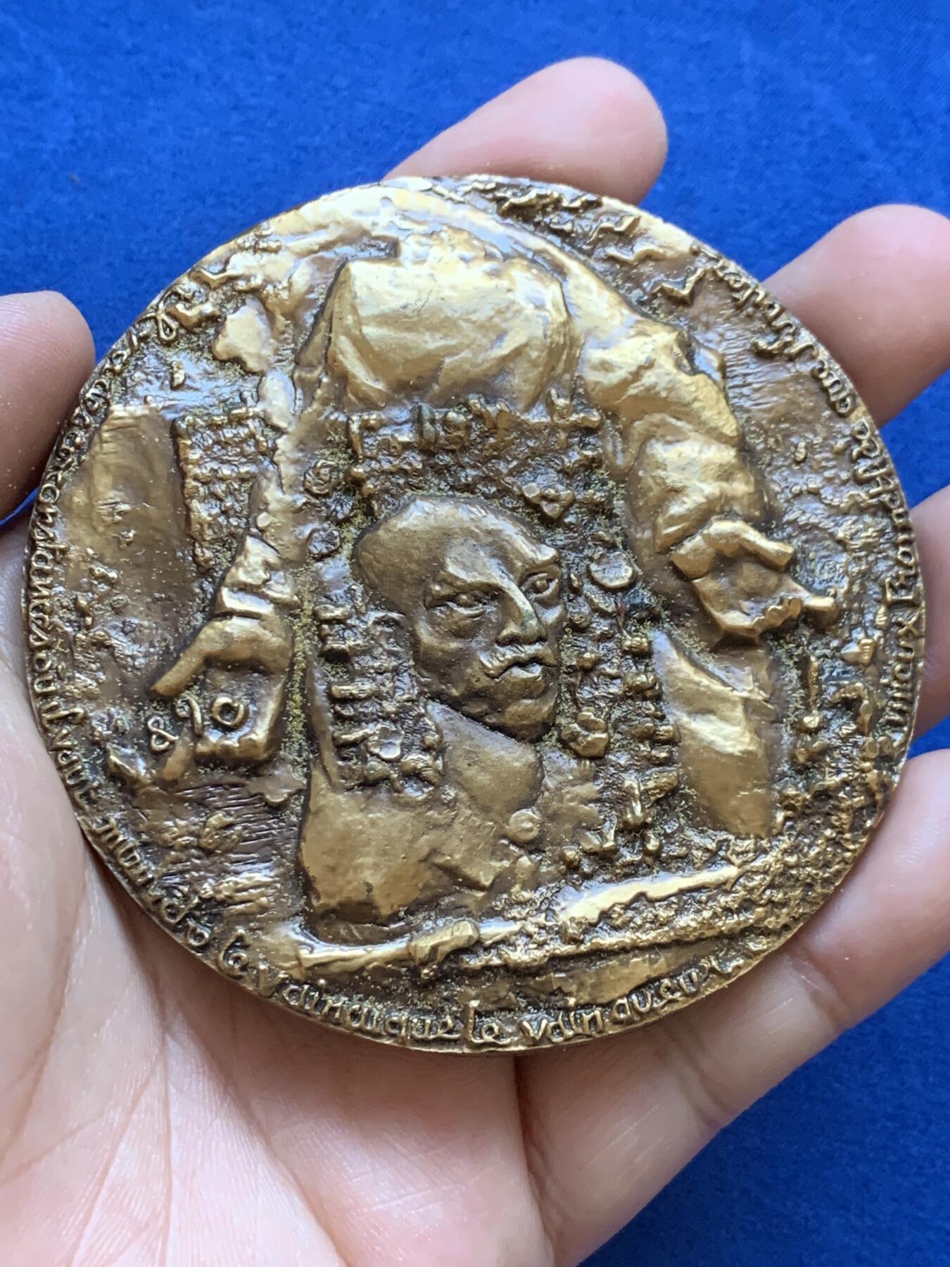 《竞宝斋》第413场 周日，周一，周二，3场连拍 （全场包邮） 名画家文森特·梵高纪念高浮雕大铜章 带盒 307克 79mm