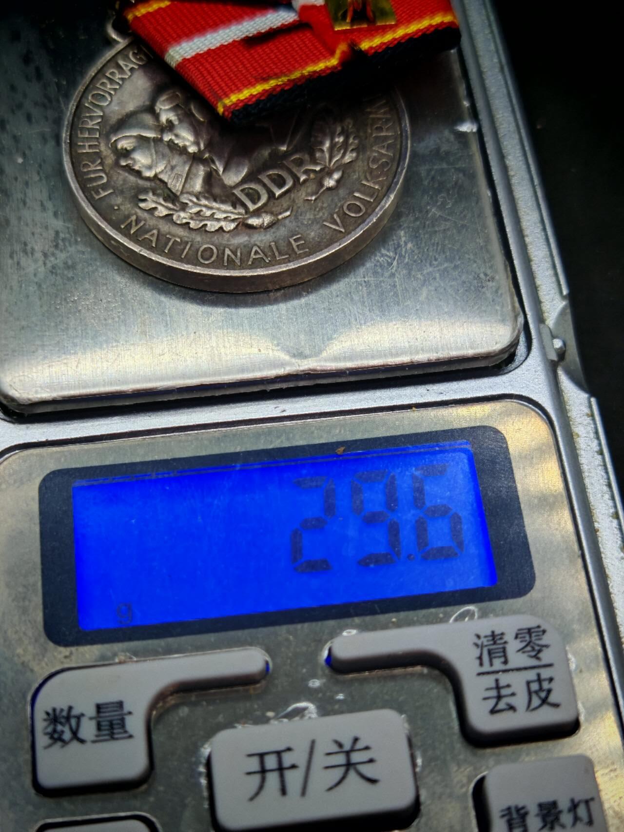 凯旋世界勋赏（第18期）（欢迎送拍）（对拍品有疑问请询问客服，不接受到手刀，出价默认拍品品相。请认真阅读拍卖规则！出价默认已认可！）（收到货请录制开箱视频，无视频概不处理问题。） 东德早期银制人民军功绩奖章带900银标29.6g