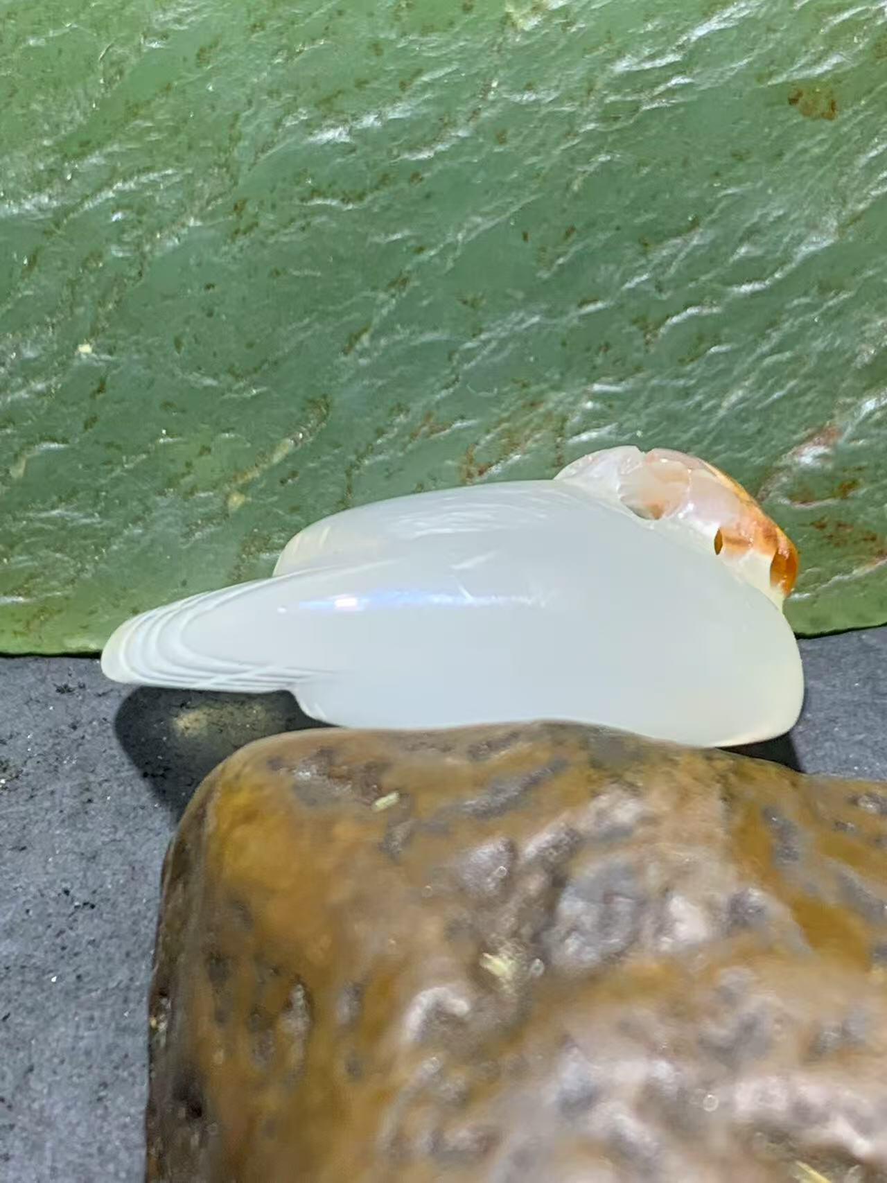 精美手工雕刻天然原皮马达加斯加玛瑙俏色巧雕知足常乐吊坠(把件)一个