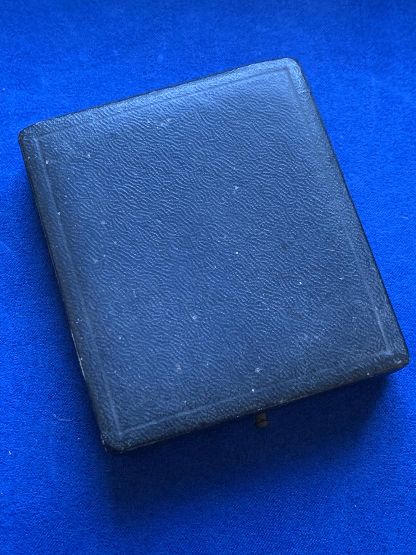 《竞宝斋》第413场 周日，周一，周二，3场连拍 （全场包邮） 法国图尔区农业展览会镀银原盒铜奖章，54.5mmx45mm，54.6克，BRONZE边铭，品相很好，原盒正常扣合。