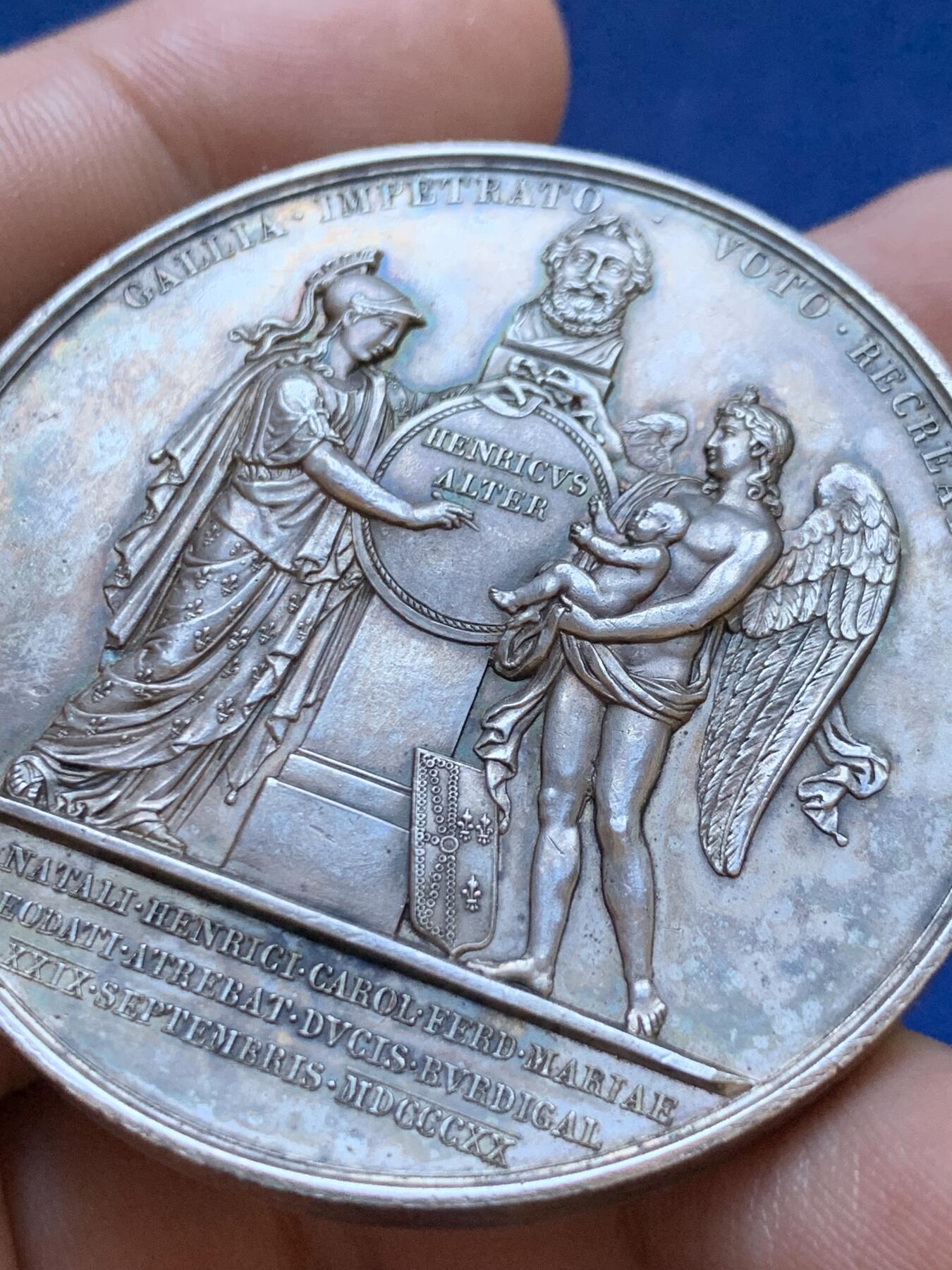 《竞宝斋》第413场 周日，周一，周二，3场连拍 （全场包邮） 法国波尔多公爵亨利（未来香波堡伯爵）诞生纪念镀银铜章，67.35g，50mm，早期无边铭，2点方向有轻磕