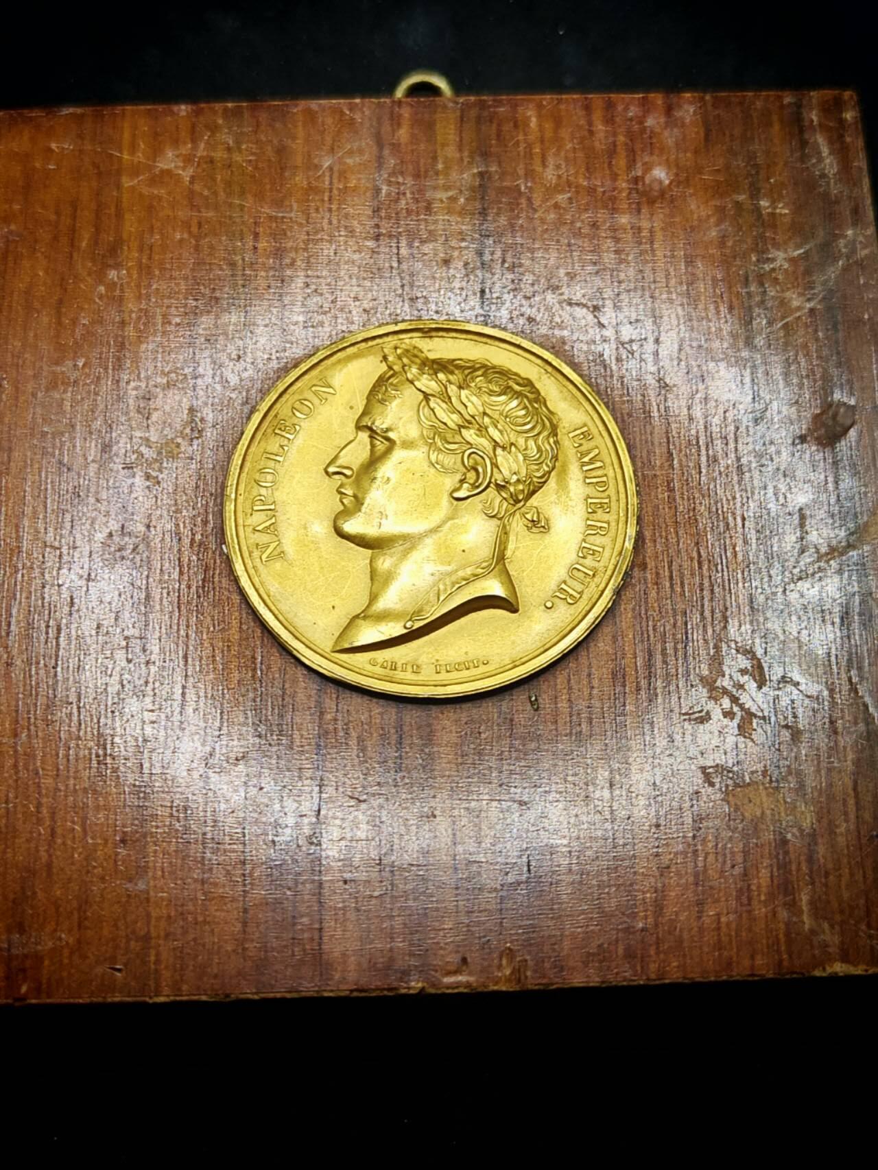 凯旋世界勋赏（第18期）（欢迎送拍）（对拍品有疑问请询问客服，不接受到手刀，出价默认拍品品相。请认真阅读拍卖规则！出价默认已认可！）（收到货请录制开箱视频，无视频概不处理问题。） 法国拿破仑一世镶嵌木盒纪念章    章直径40mm  木盒直径10cm  重量113.5g