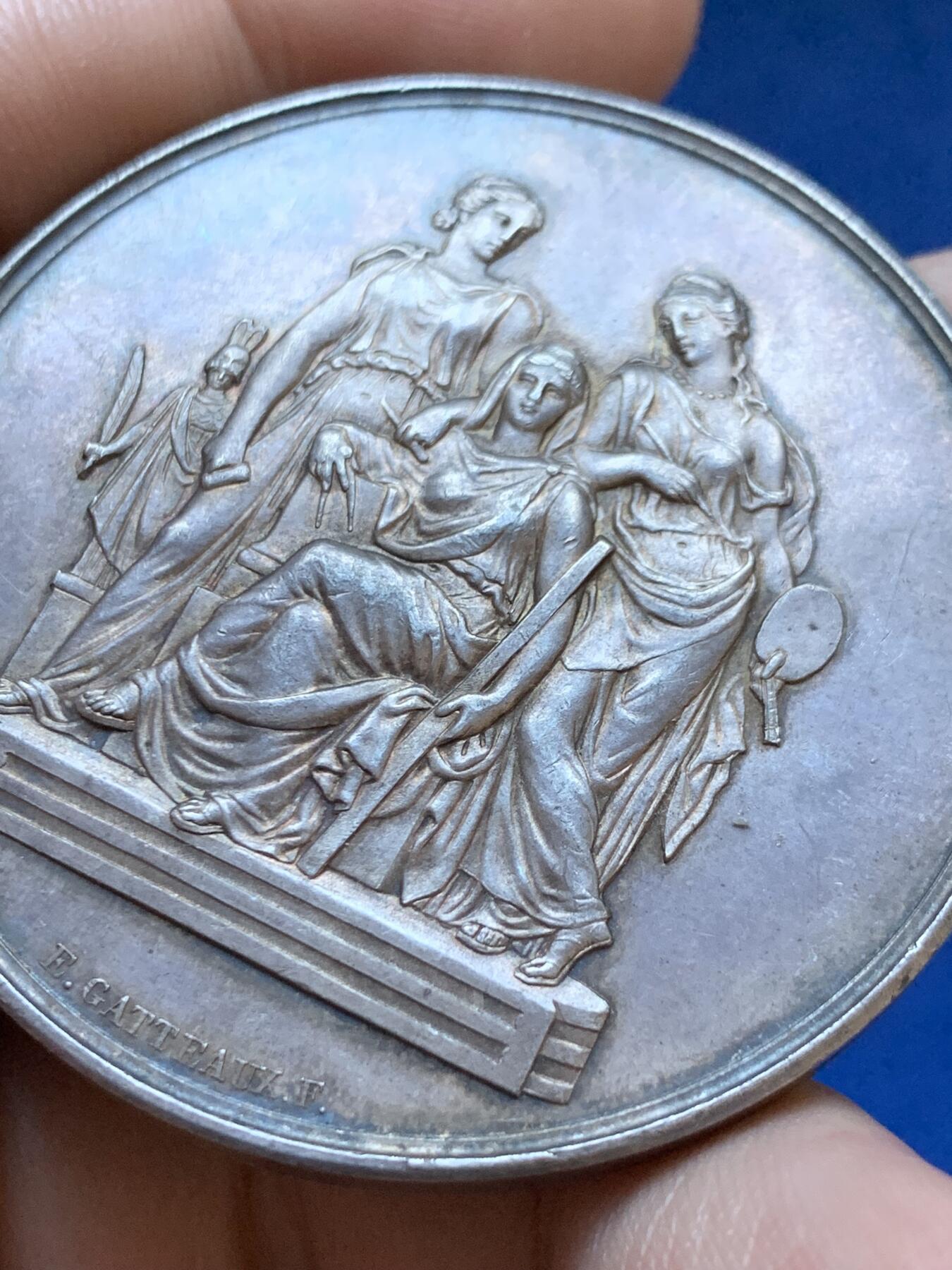 《竞宝斋》第413场 周日，周一，周二，3场连拍 （全场包邮） 法国国家艺术银质大号奖章 高浮雕三女神 丰饶角银标 64克 49.6mm