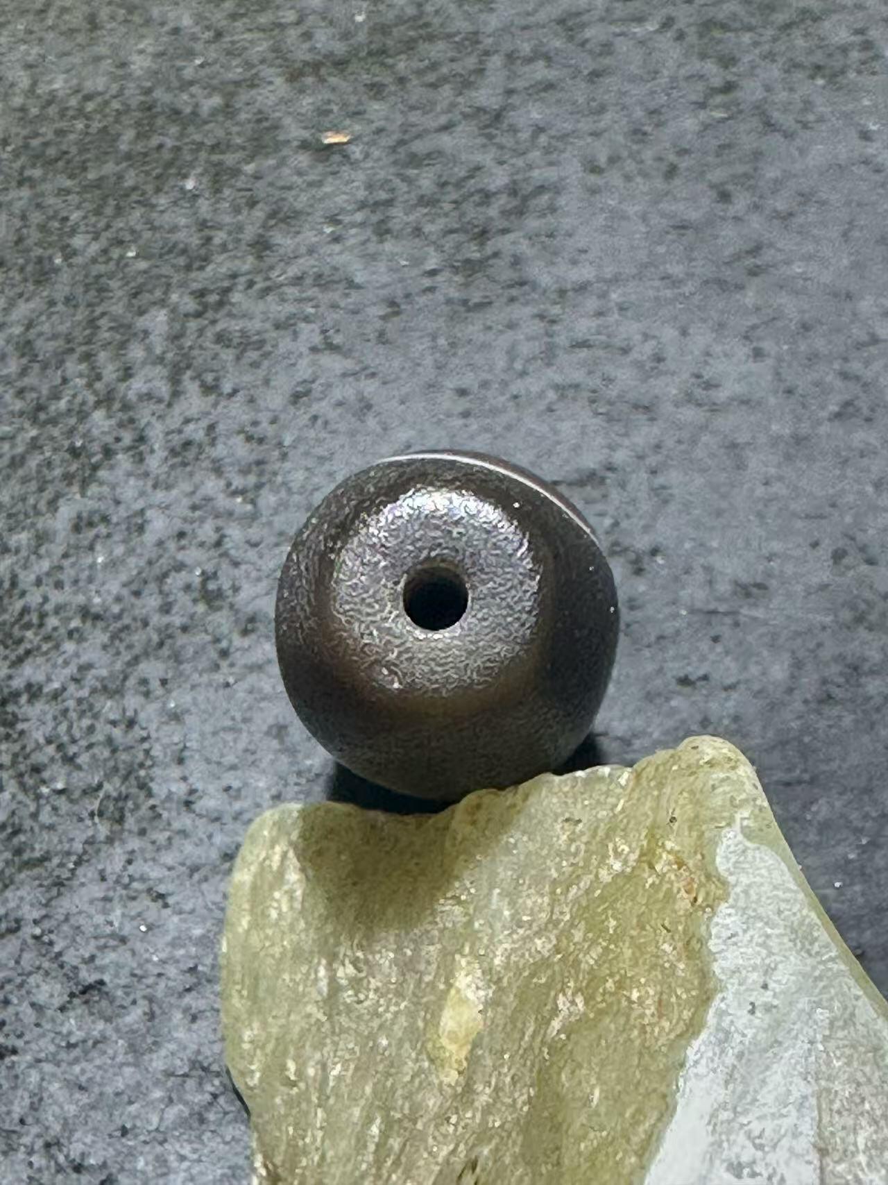 药师玛瑙风化纹随形桶珠一个，
