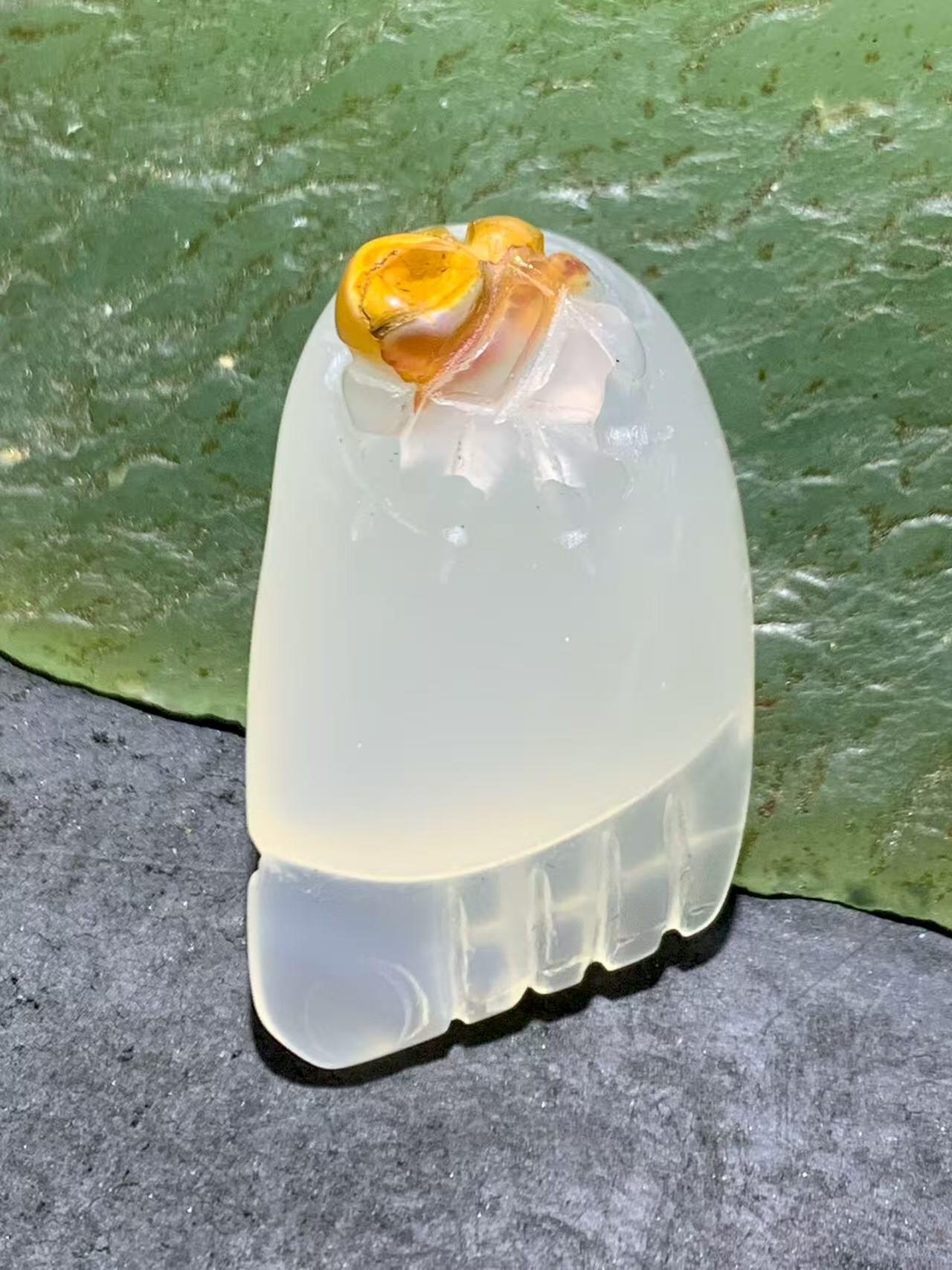 精美手工雕刻天然原皮马达加斯加玛瑙俏色巧雕知足常乐吊坠(把件)一个