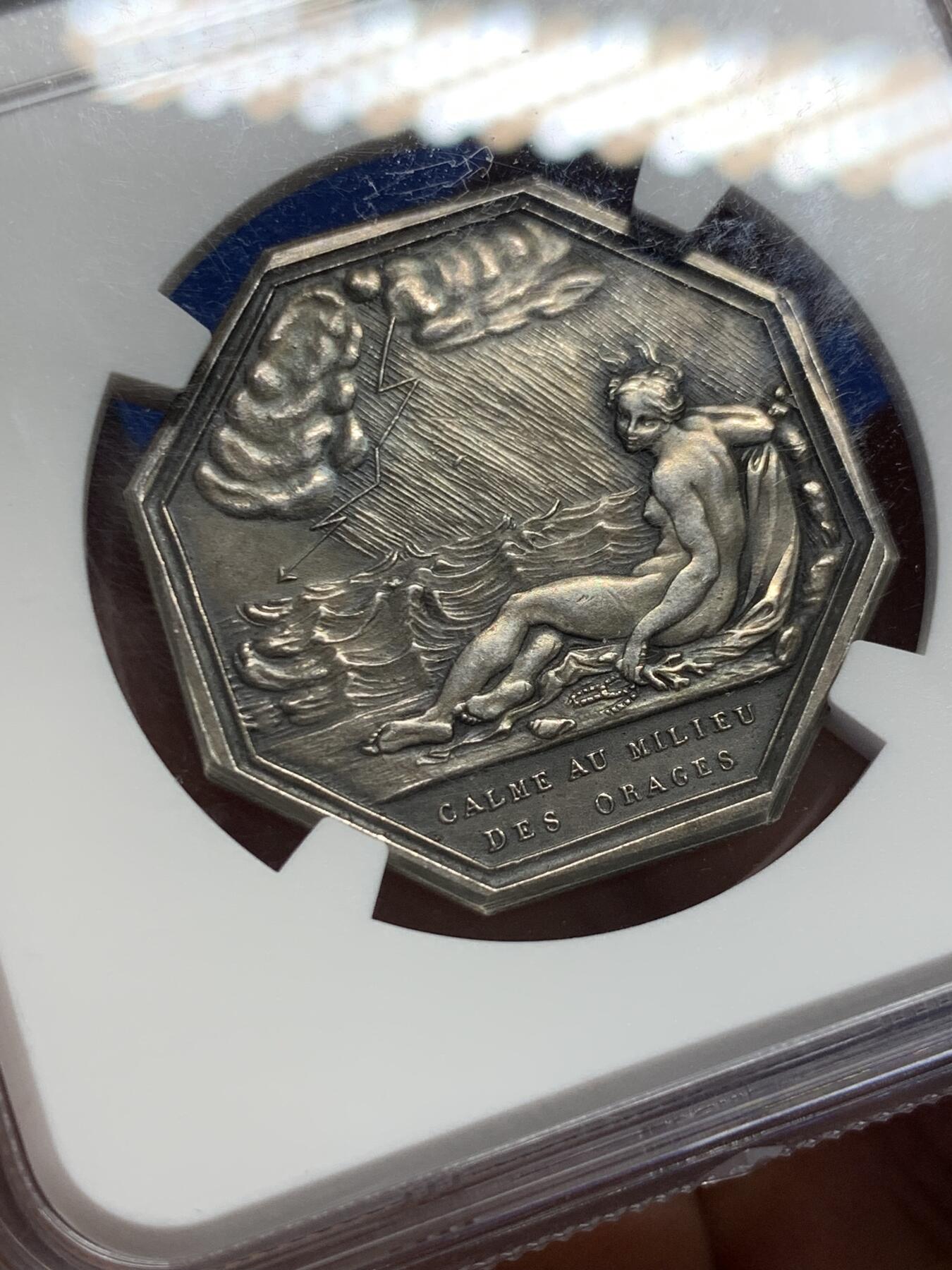 《竞宝斋》第413场 周日，周一，周二，3场连拍 （全场包邮） NGC MS63 法国双面神亚努斯八角银质代币，狂风暴雨前的海水浴场景，“暴风雨中的平静”