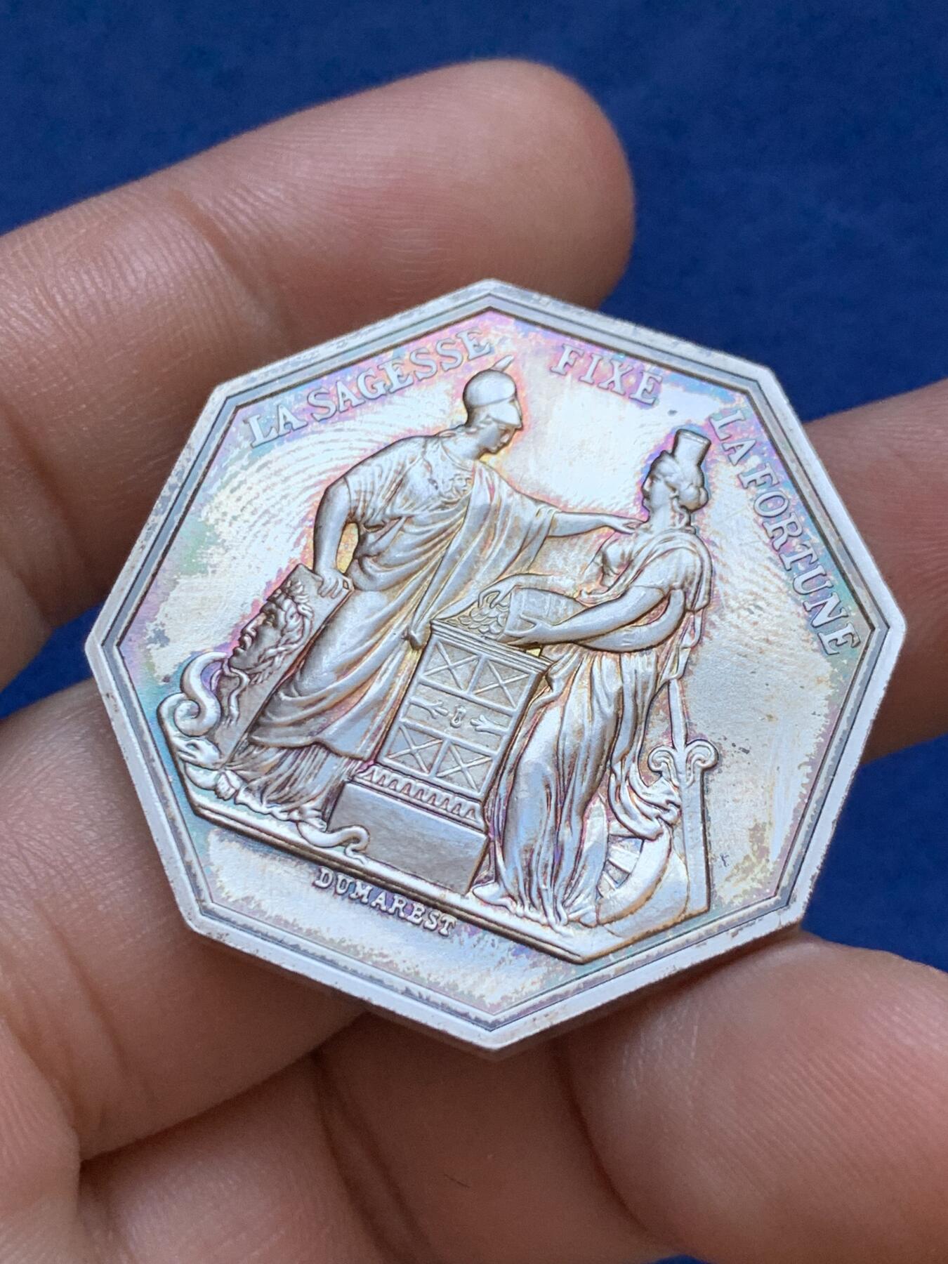 《竞宝斋》第413场 周日，周一，周二，3场连拍 （全场包邮） 千禧年法国银行二百周年925银质大八角 铸造数量38000枚，该枚编号：30831，直径：37mm，重：29.16g。