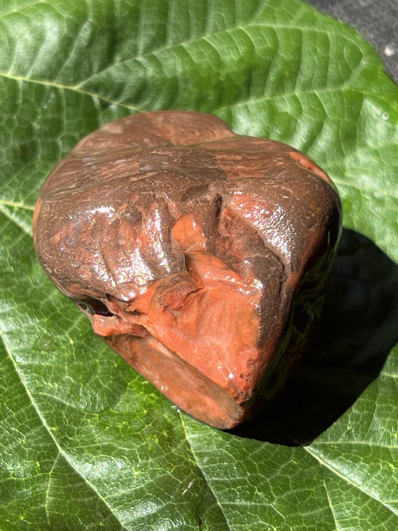 零元拍：南红玛瑙手把石。约92克，开口满肉，红色便暗，纯天然，独一无二的（天然原石不可避免有瑕疵，裂纹，介意勿拍）因为拍照环境以及光线的变化，颜色以实物为准。成品很美丽，原石亦魅力无穷。
