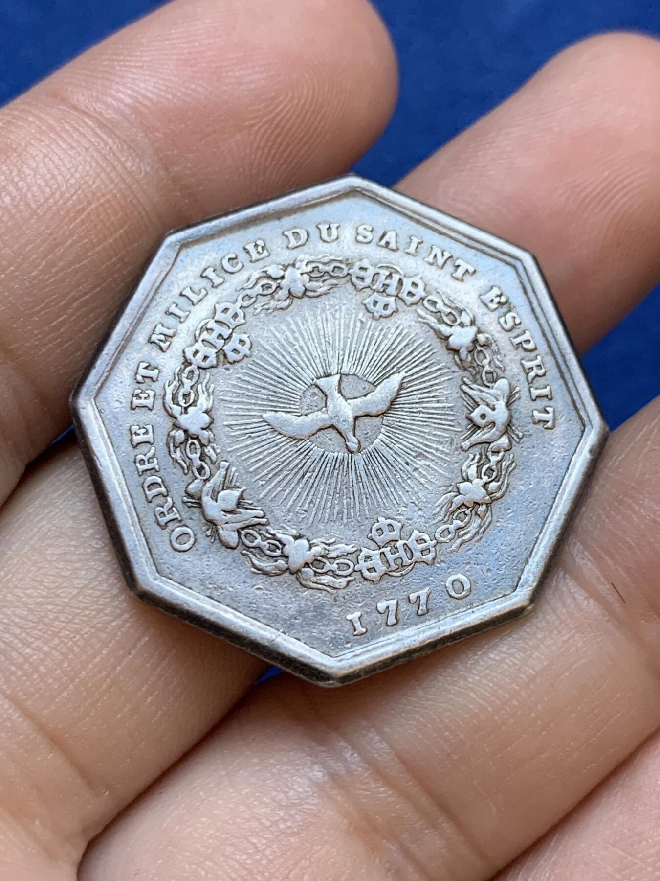 《竞宝斋》第413场 周日，周一，周二，3场连拍 （全场包邮） 法国路易十五头像圣灵勋章八角银质代币，14.62g，31.7mm，早期无边铭