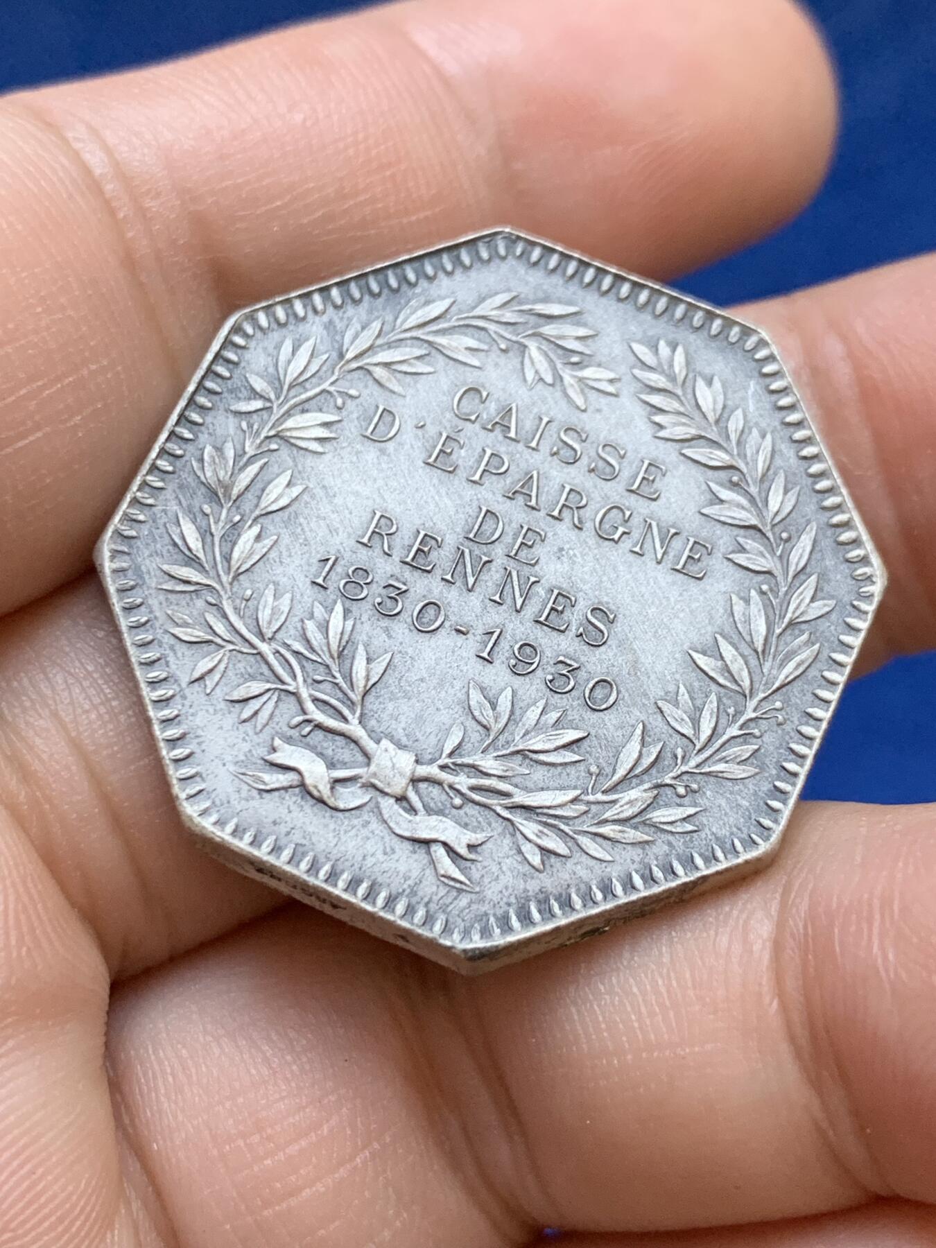 《竞宝斋》第413场 周日，周一，周二，3场连拍 （全场包邮） 法国雷恩省储蓄银行百年纪念八角银章，31.4MM，16.47克，菱形+argent边铭