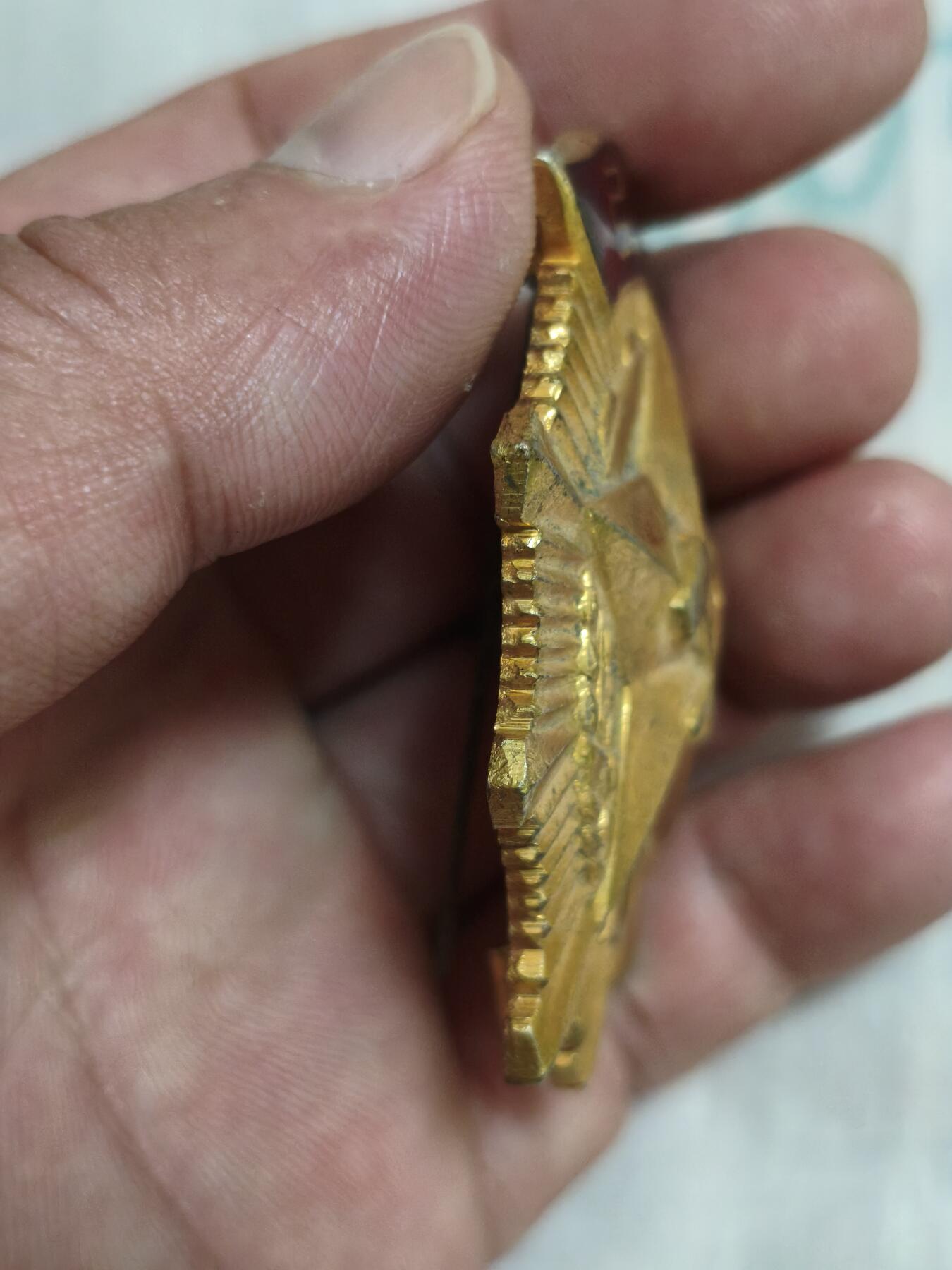 朝鲜劳动奖章，精品纪念章，品相尺寸如图，不包邮，不议价，二手不退换。  