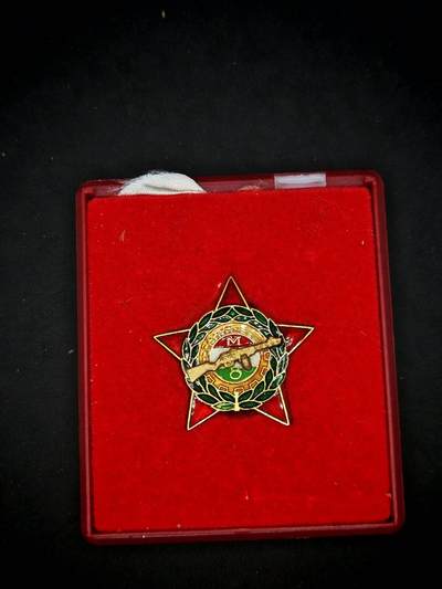 凯旋世界勋赏（第18期）（欢迎送拍）（对拍品有疑问请询问客服，不接受到手刀，出价默认拍品品相。请认真阅读拍卖规则！出价默认已认可！）（收到货请录制开箱视频，无视频概不处理问题。） - 匈牙利共和国人民军特级优秀士兵证章