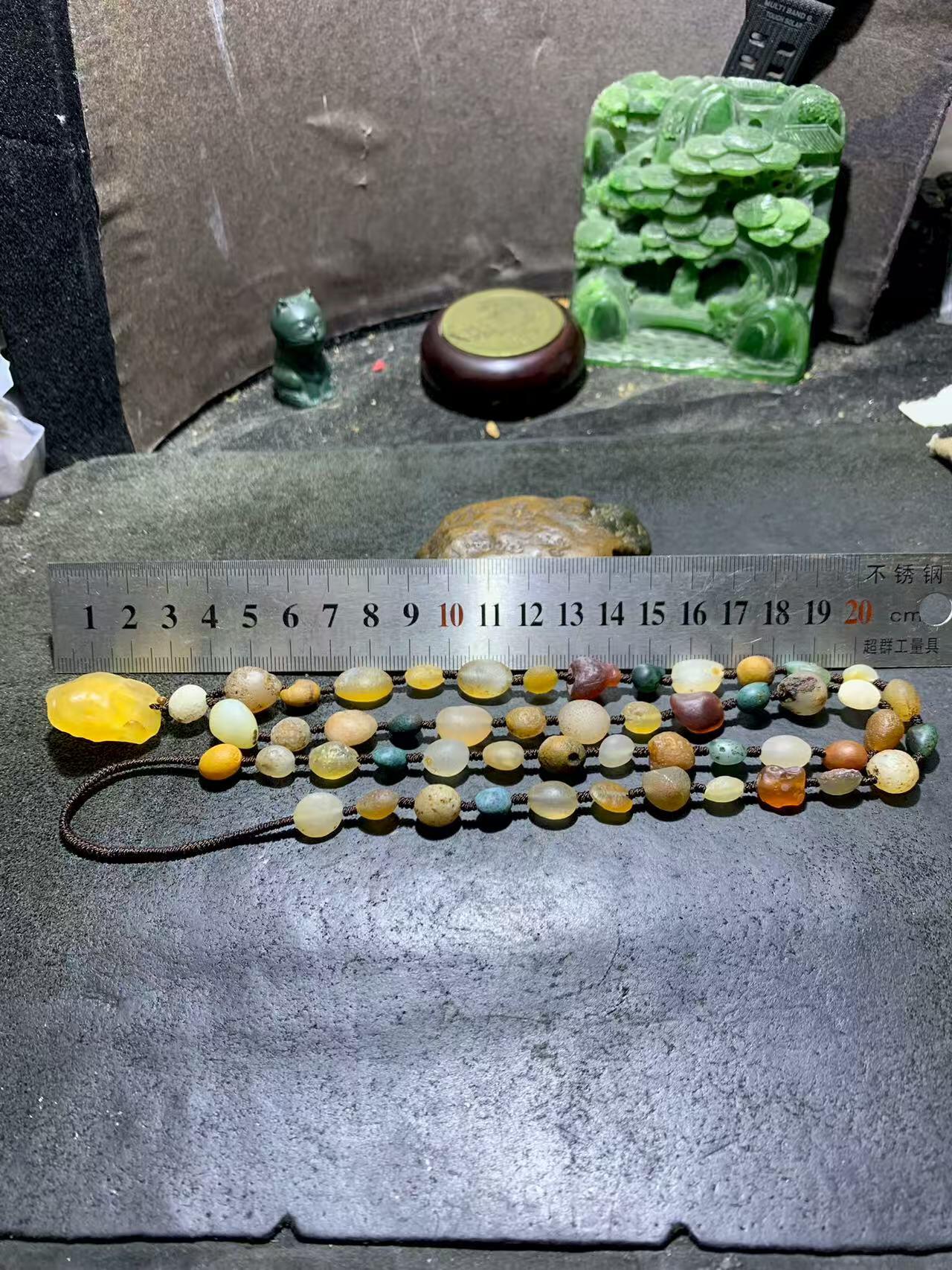 精美天然阿拉善彩珠玛瑙项链一条。