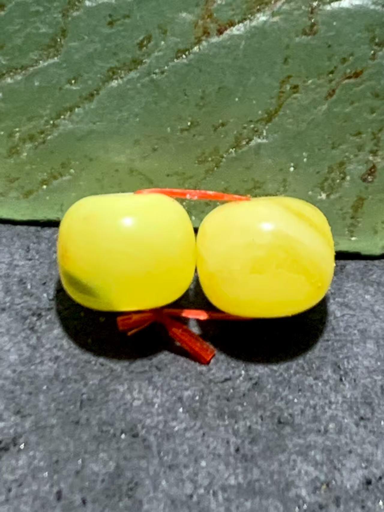天然俄料原矿蜜蜡小尺寸老形桶珠腰珠两颗，