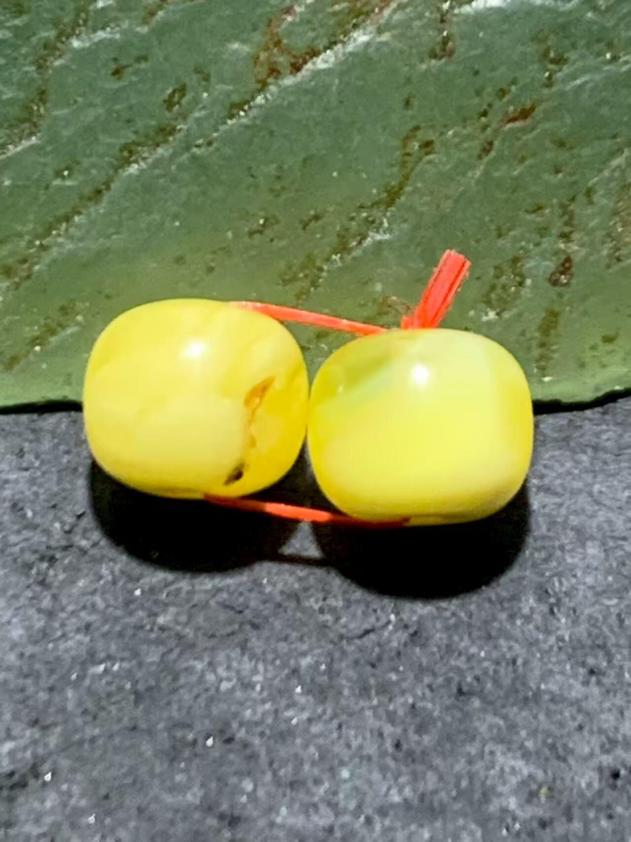 天然俄料原矿蜜蜡小尺寸老形桶珠腰珠两颗，