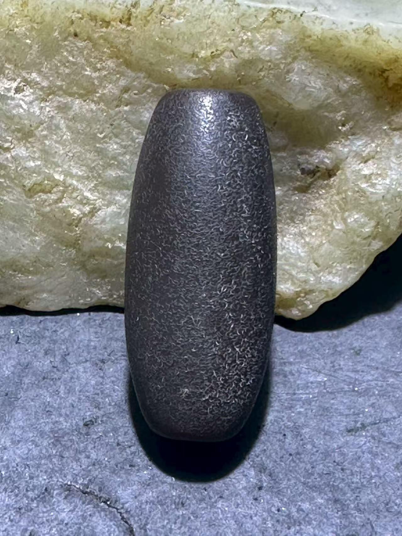 药师玛瑙风化纹随形桶珠一个，