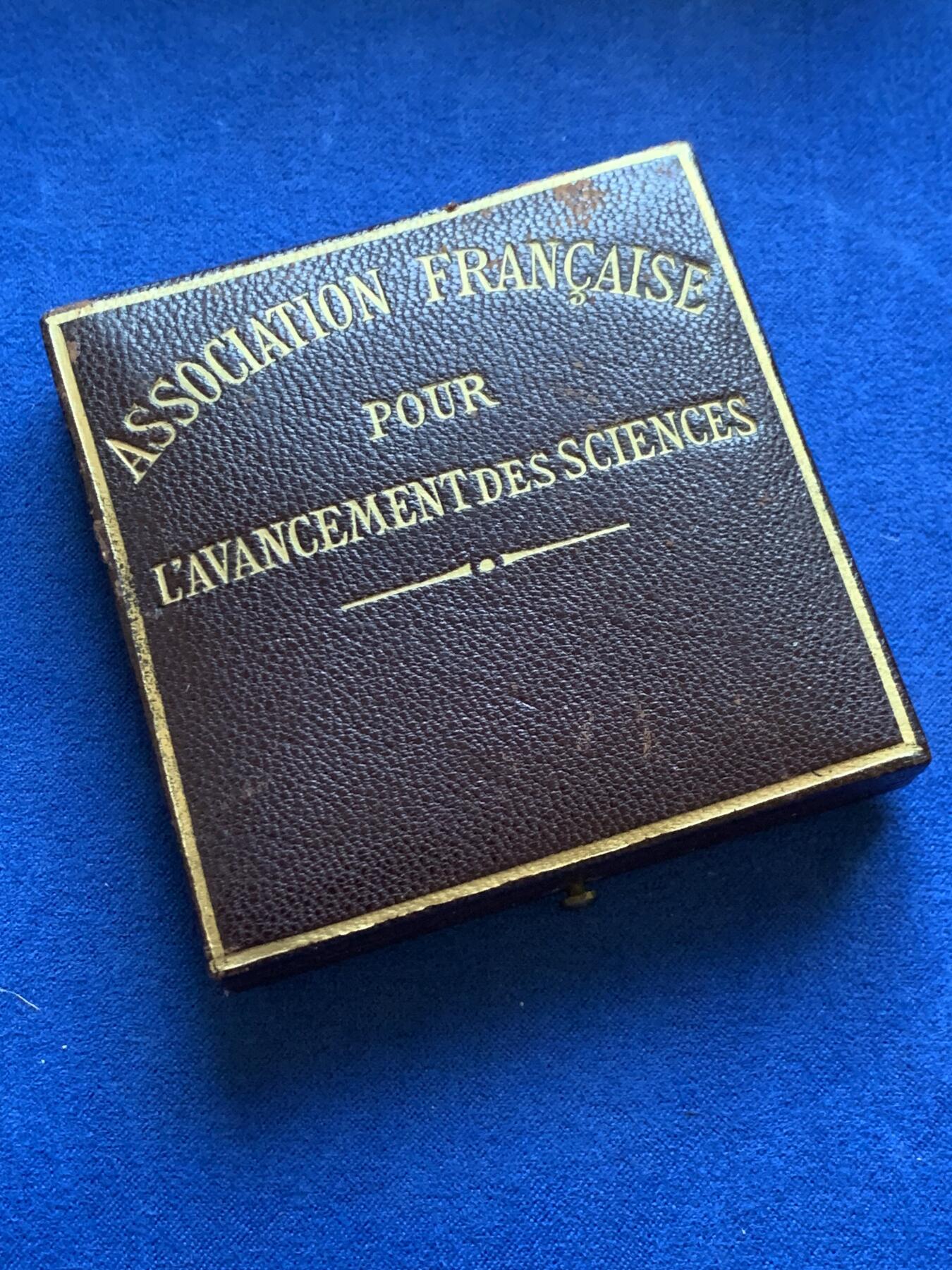 《竞宝斋》第413场 周日，周一，周二，3场连拍 （全场包邮） 罗蒂作品 科学进步协会镀银铜章 原铸好品 带原盒 44.7克 45.2mm 丰饶角铜标