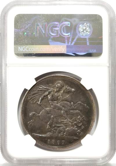 NGC AU53 黑丝入骨传世重黑油酱彩极品品相，大英帝国维多利亚女王高皇冠圣乔治骑士屠龙马剑大银元。状态极佳，字口全深打，人物细节拉满，气势十足，底板清爽干净，传世老黑油包浆醇熟入骨，明显低评压分的一枚大马剑老银元